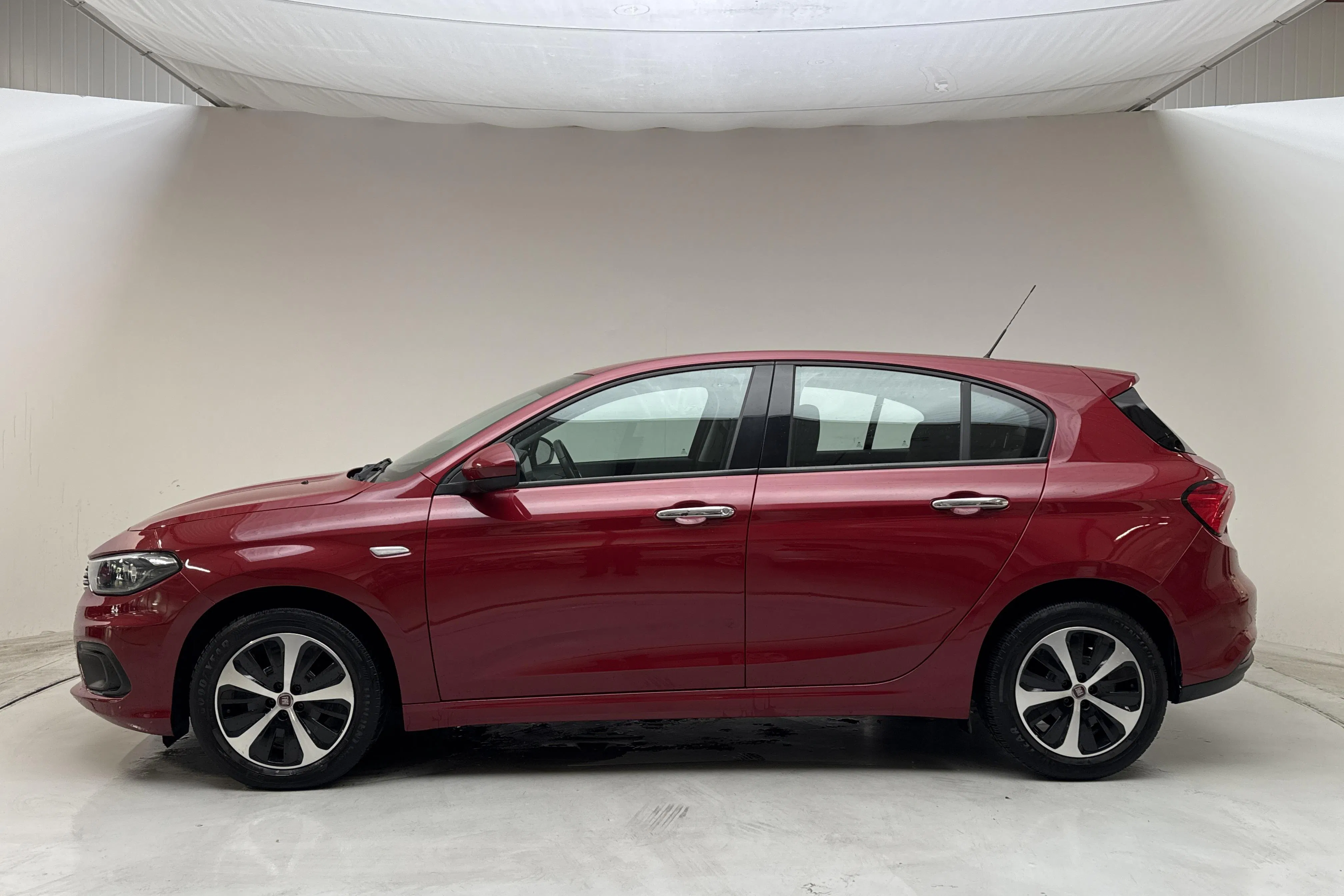 Presentation photo 2 of 12: Fiat Tipo 1.6 5dr (120hk) - 48 530 km - Manual - dark red - 2017