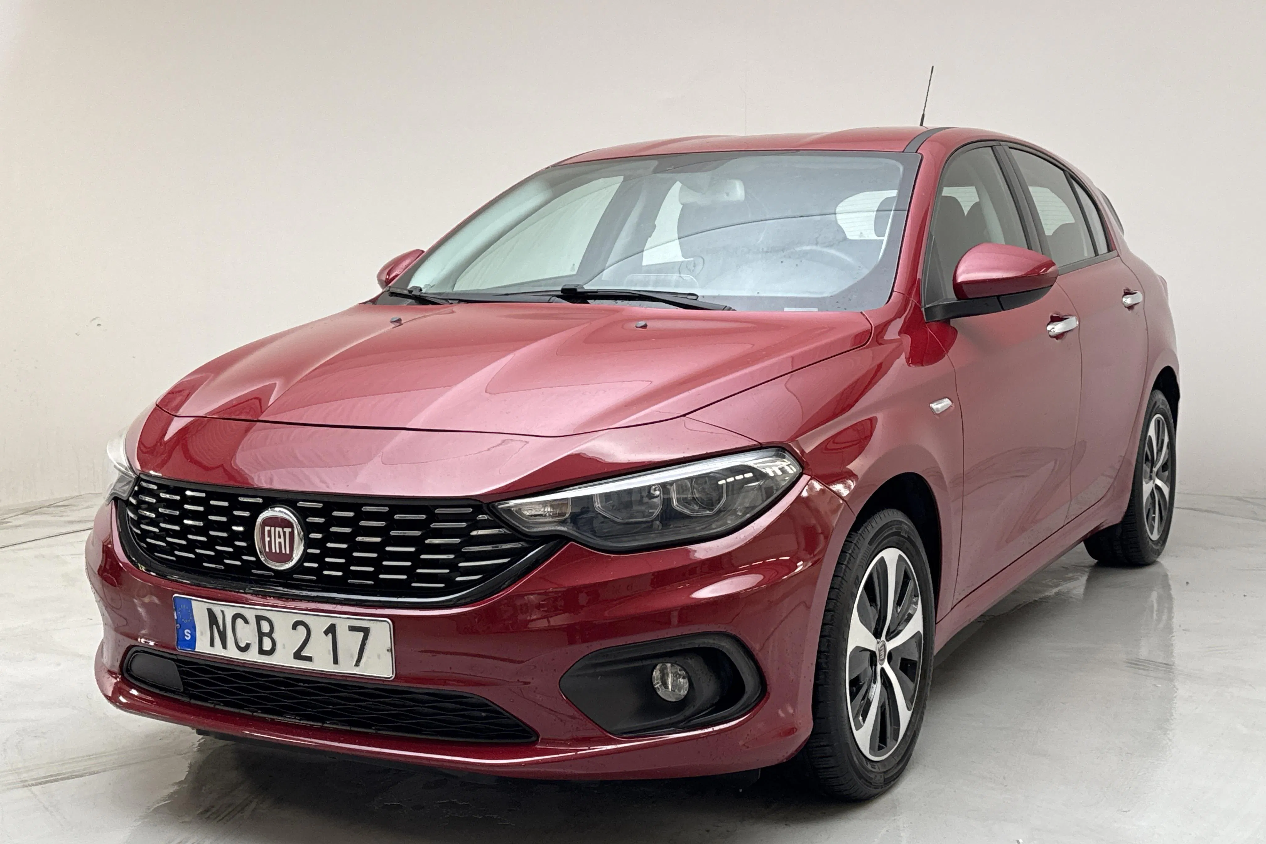 Presentation photo 1 of 12: Fiat Tipo 1.6 5dr (120hk) - 48 530 km - Manual - dark red - 2017