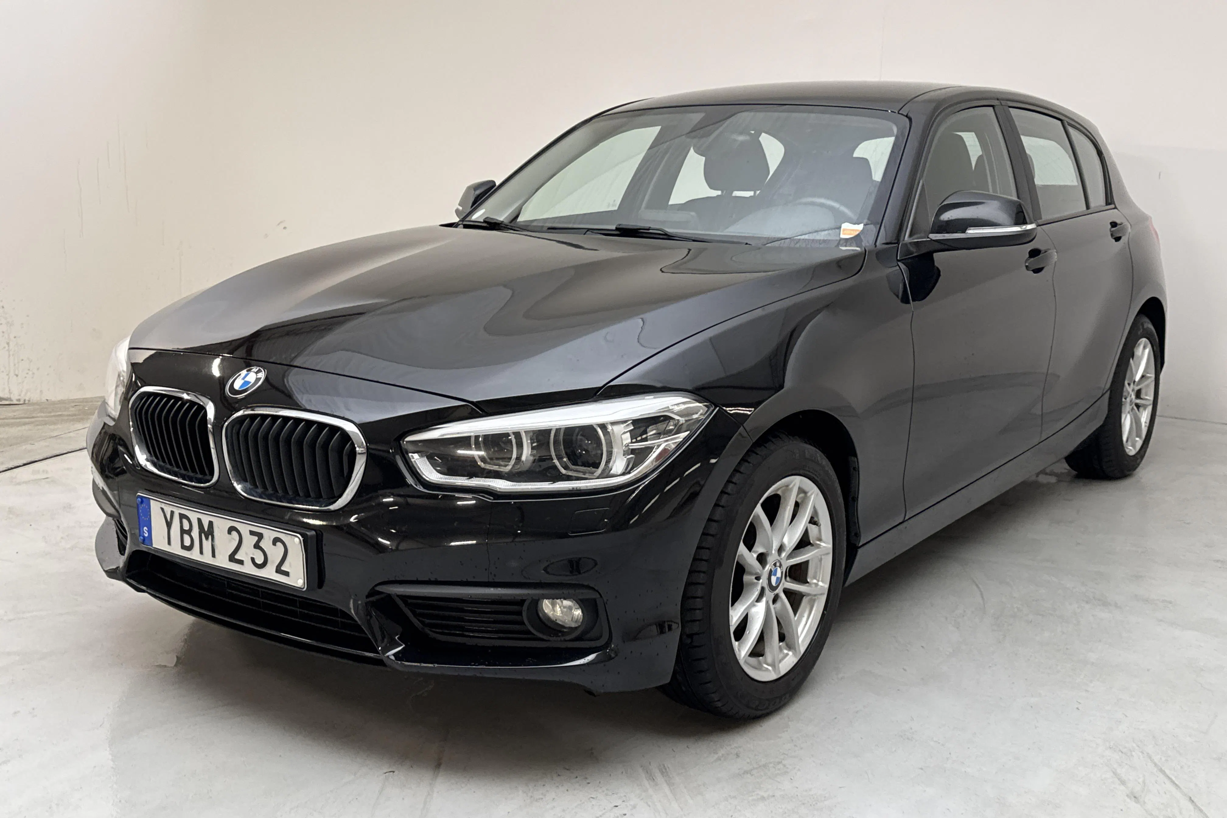 Presentationsfoto 1 av 12: BMW 118i 5dr, F20 (136hk) - 12 267 mil - Manuell - svart - 2016