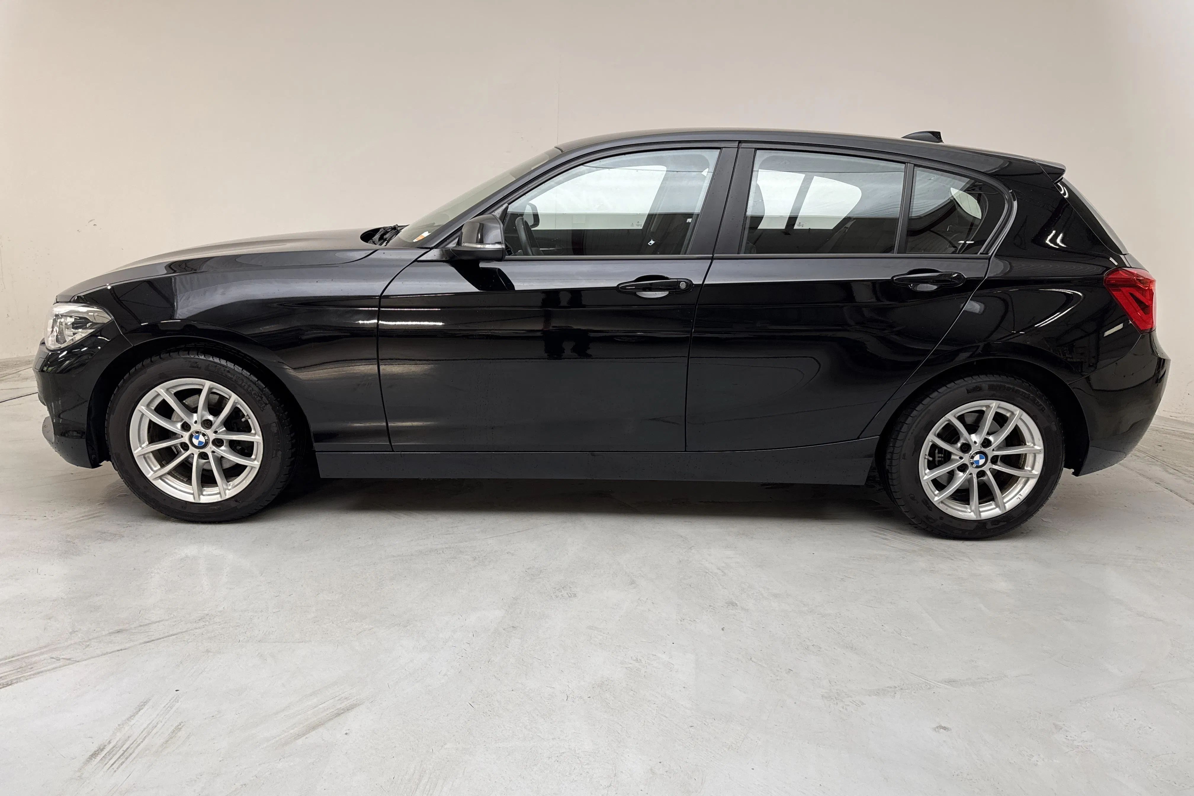 Presentationsfoto 2 av 12: BMW 118i 5dr, F20 (136hk) - 12 267 mil - Manuell - svart - 2016