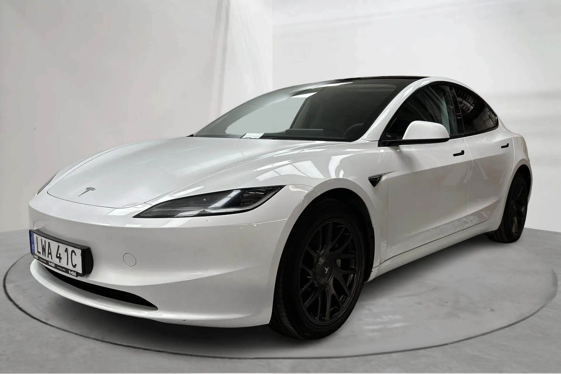 Presentationsfoto 1 av 20: Tesla Model 3 Long Range Dual Motor AWD - 10 141 mil - Automat - vit - 2024