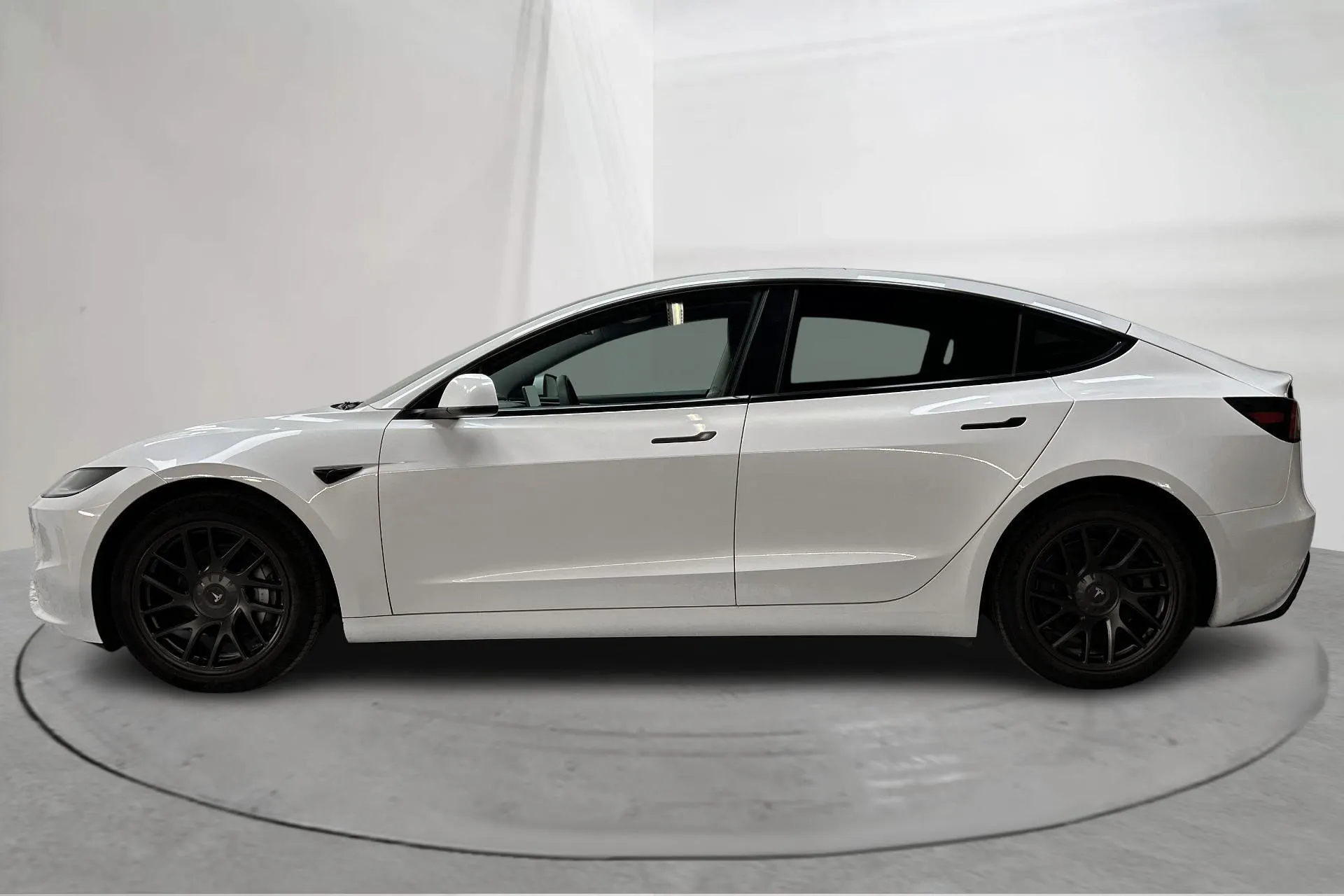 Presentationsfoto 2 av 20: Tesla Model 3 Long Range Dual Motor AWD - 10 141 mil - Automat - vit - 2024