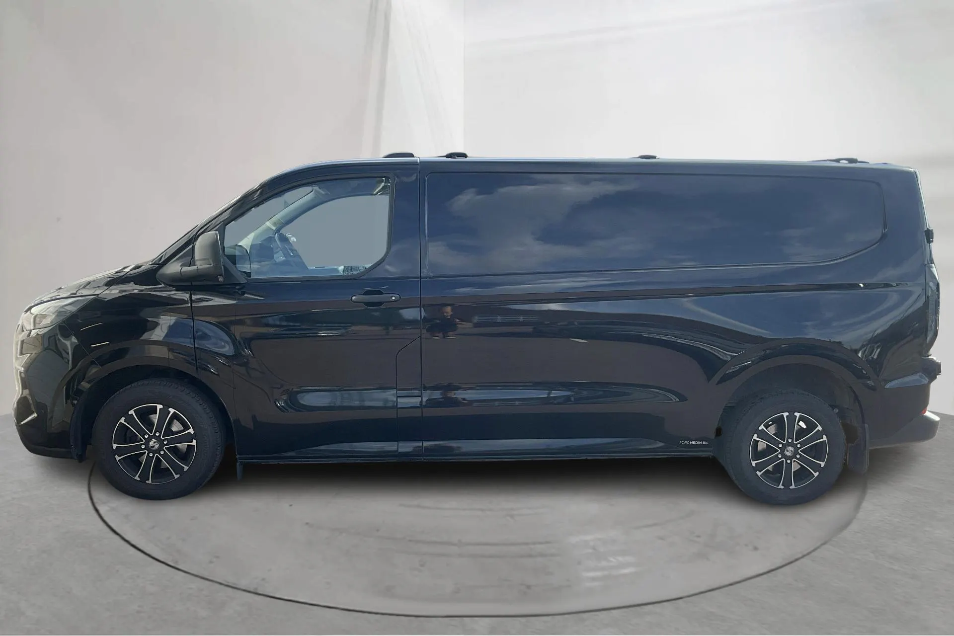 Presentationsfoto 2 av 19: Ford Transit Custom 320 2.0L EcoBlue AWD (170hk) - 5 647 mil - Automat - svart - 2024