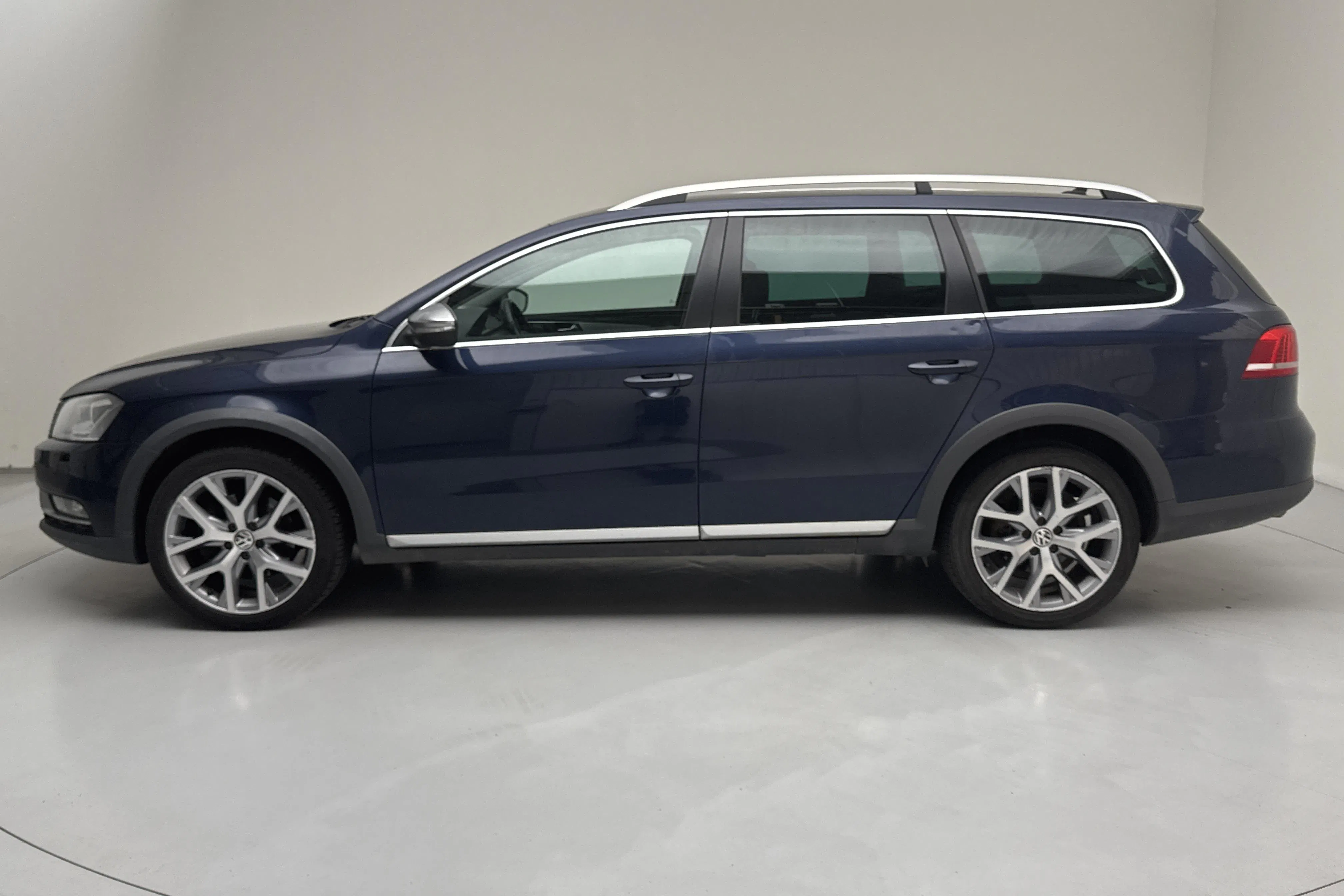 Presentationsfoto 2 av 15: VW Passat Alltrack 2.0 TDI BlueMotion Technology 4Motion (177hk) - 20 316 mil - Automat - Mörkblå - 2014