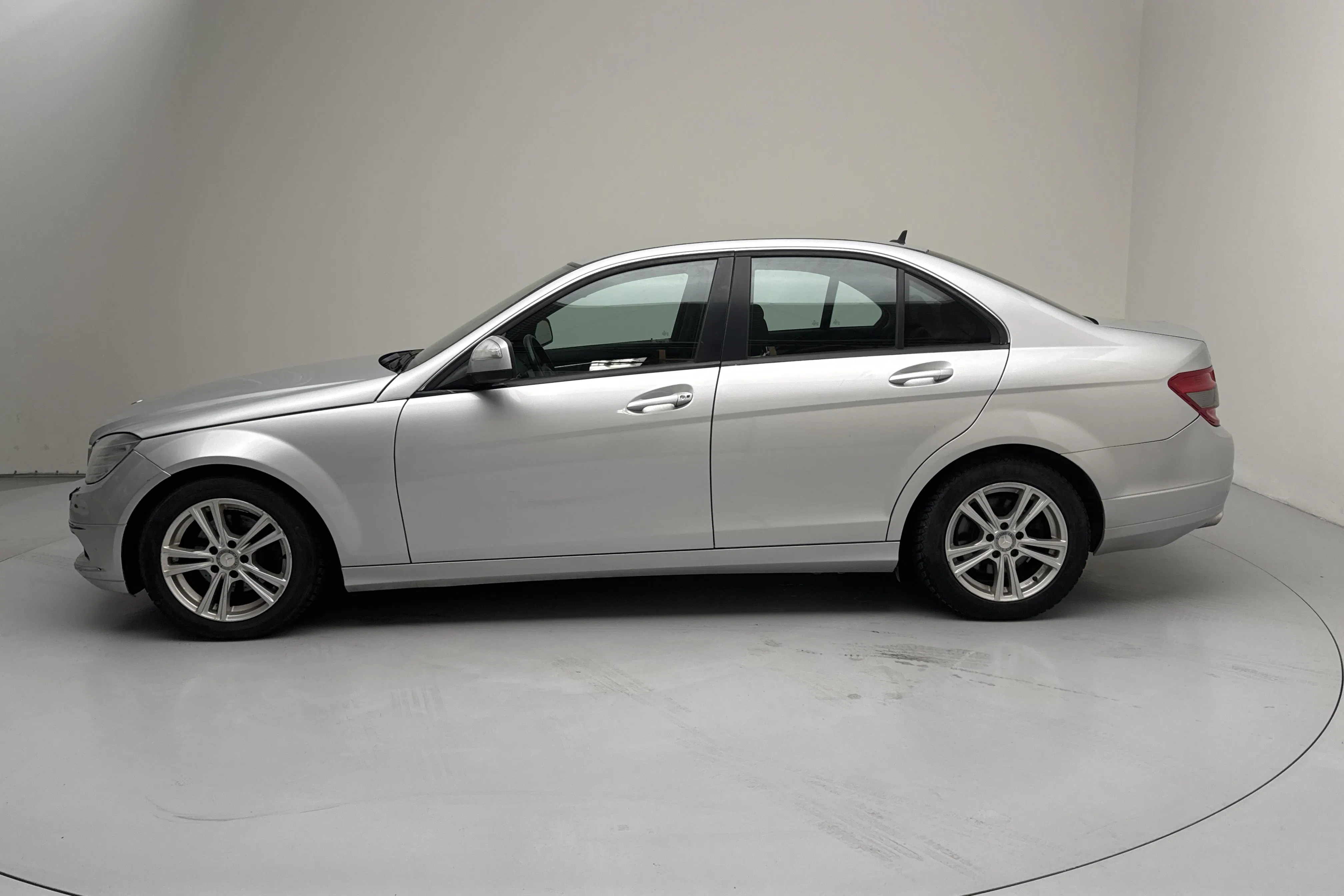 Presentationsfoto 2 av 12: Mercedes C 220 CDI BlueEfficiency W204 (170hk) - 23 403 mil - Manuell - silver - 2008