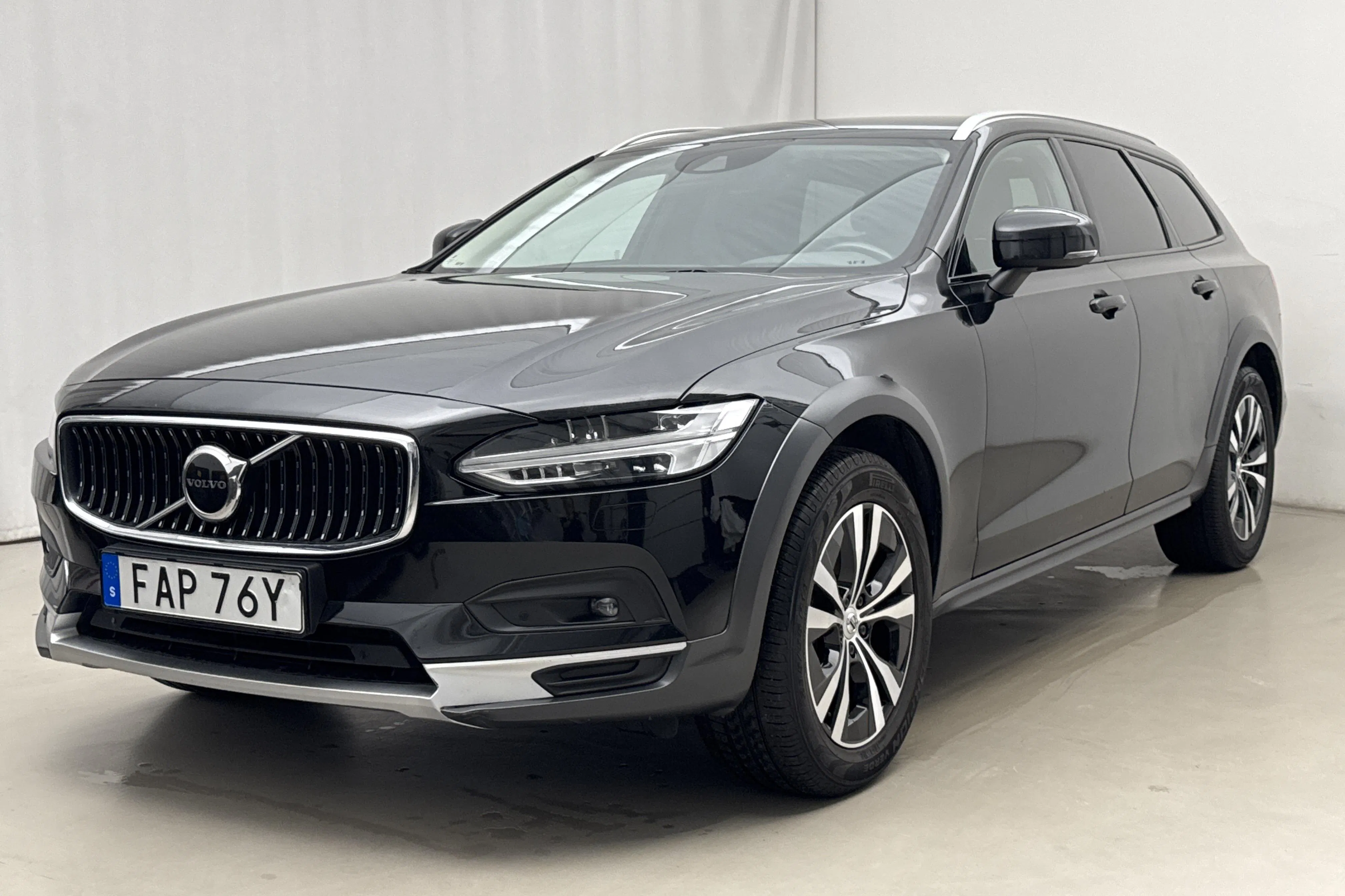 Presentationsfoto 1 av 22: Volvo V90 B4 Cross Country AWD Mildhybrid, Diesel (197hk) - 12 745 mil - Automat - svart - 2021