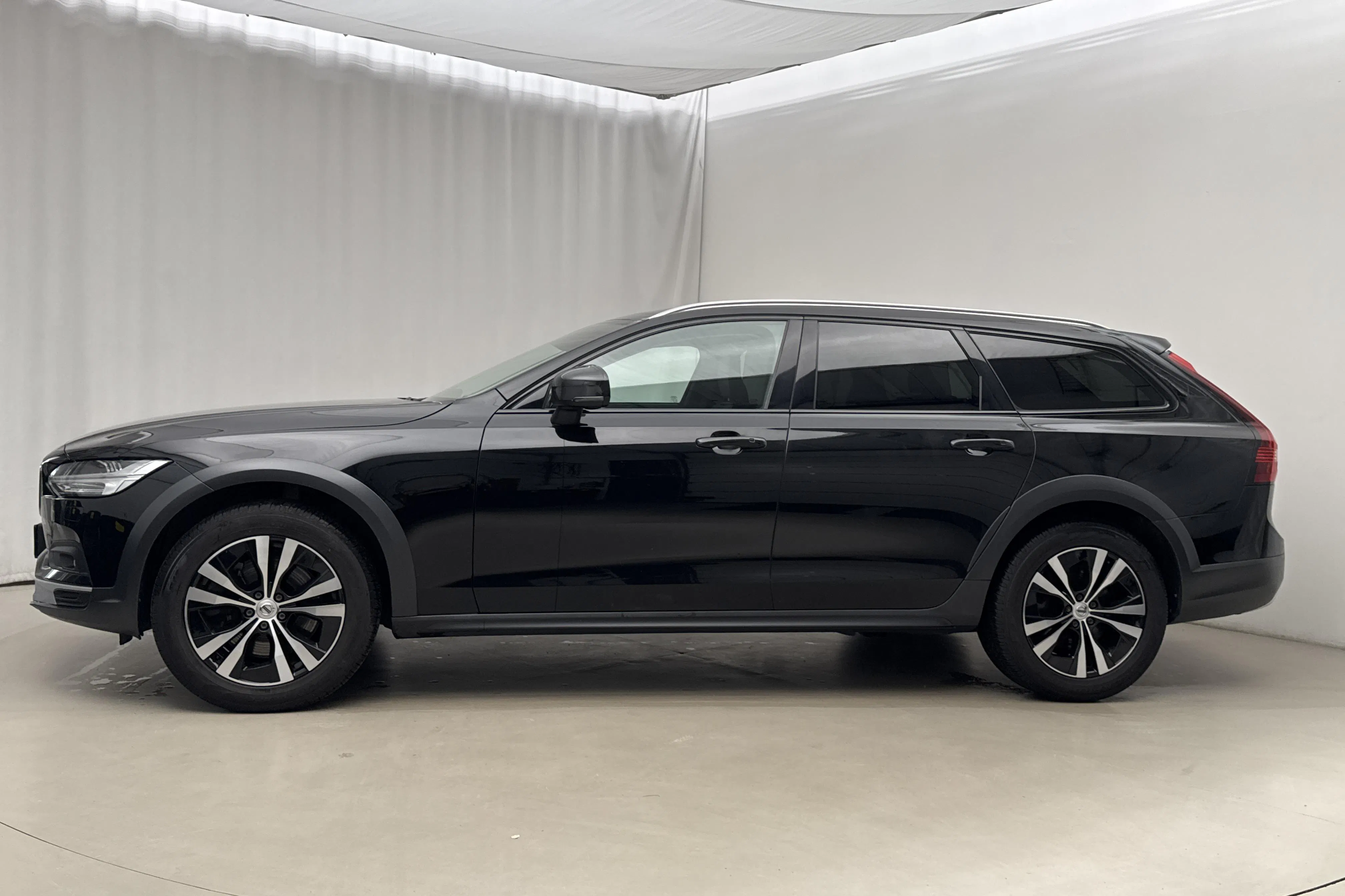 Presentationsfoto 2 av 22: Volvo V90 B4 Cross Country AWD Mildhybrid, Diesel (197hk) - 12 745 mil - Automat - svart - 2021