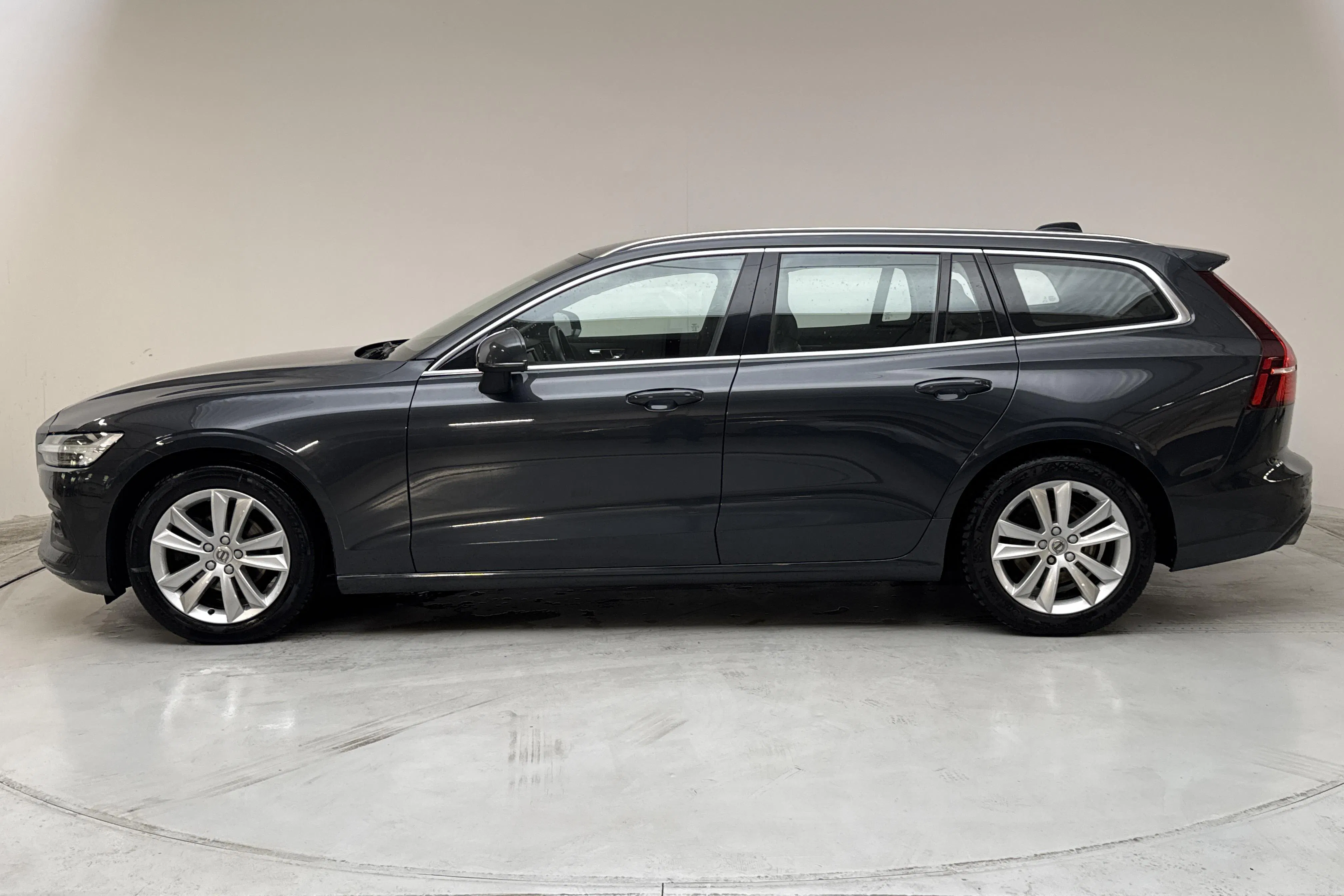 Presentationsfoto 2 av 15: Volvo V60 D4 (190hk) - 12 899 mil - Automat - grå - 2019