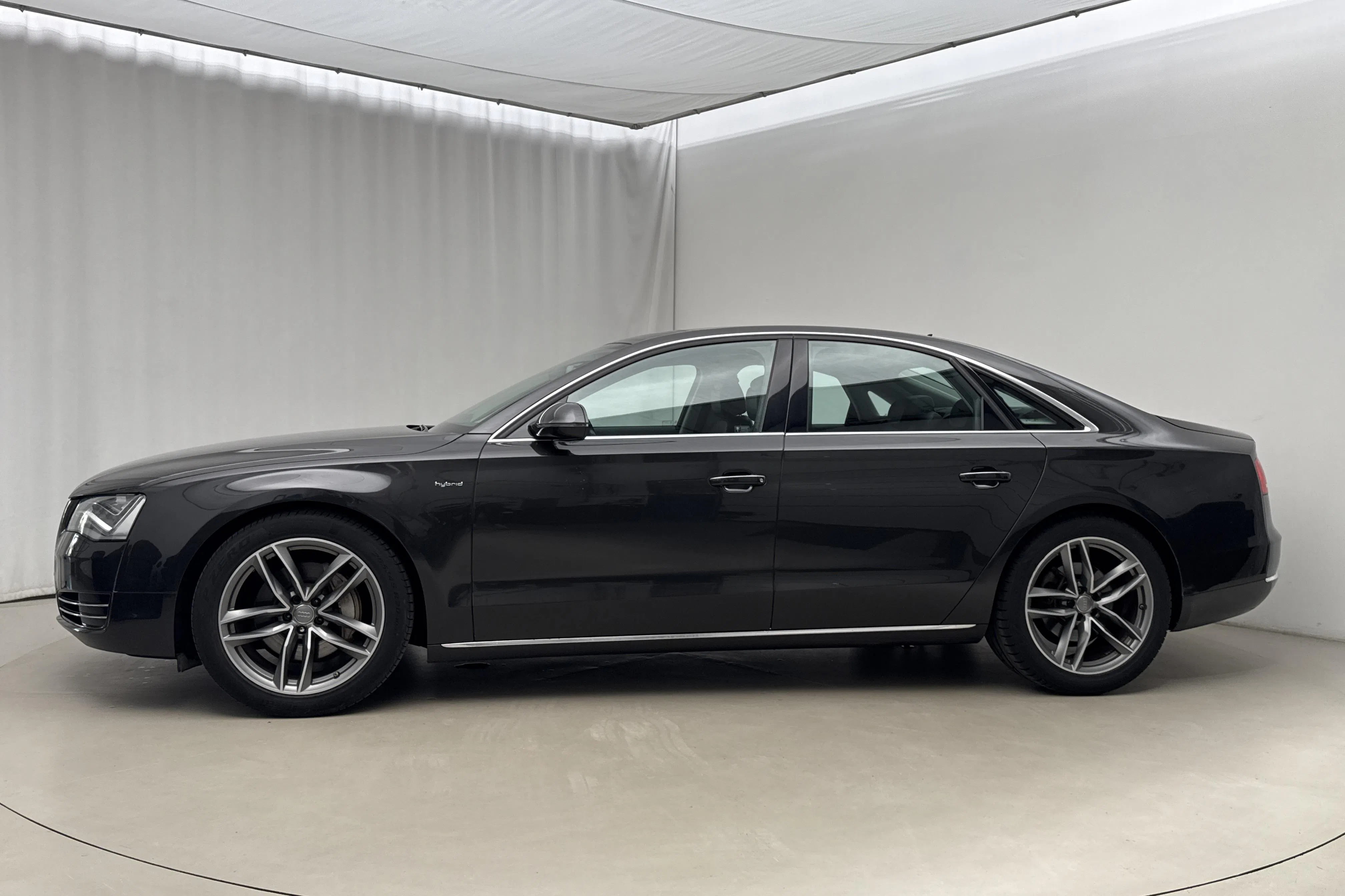 Presentation photo 2 of 24: Audi A8 2.0 TFSI hybrid (245hk) - 141 750 km - Automatic - gray - 2012