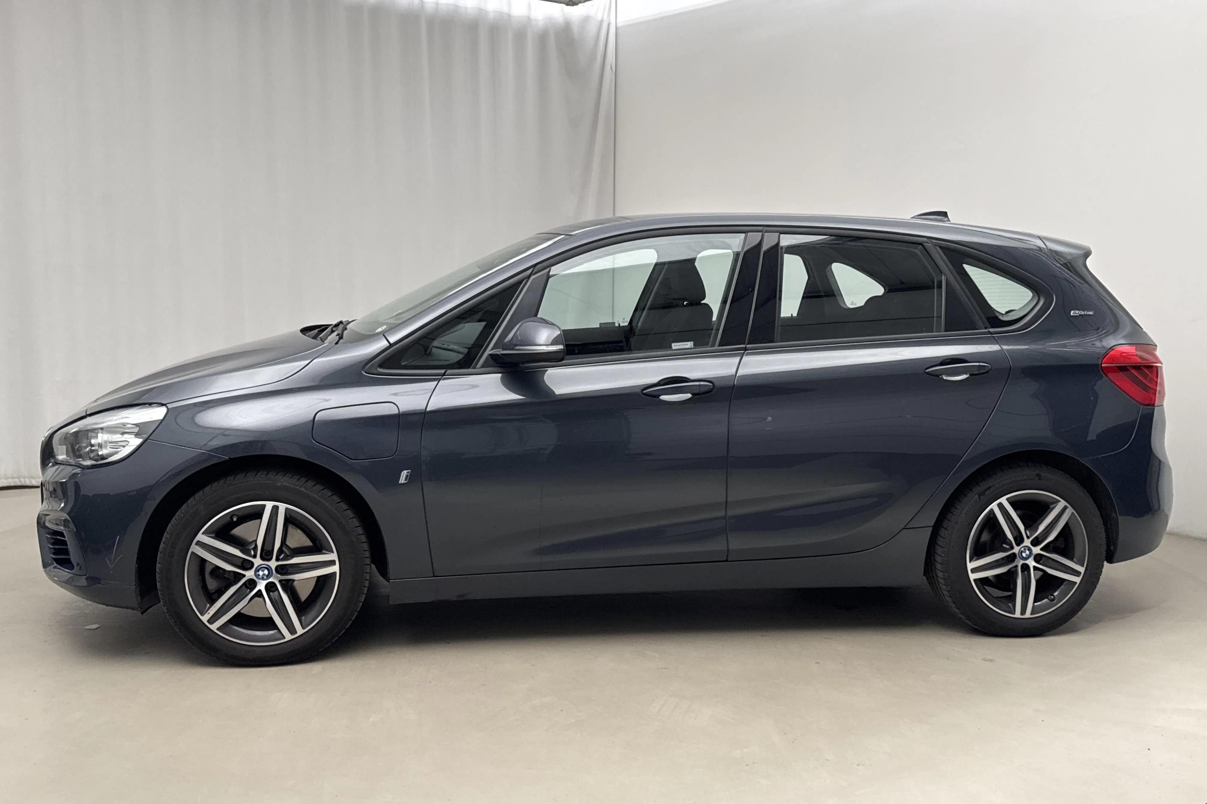 Presentationsfoto 2 av 17: BMW 225xe Active Tourer, F45 (224hk) - 8 324 mil - Automat - grå - 2018