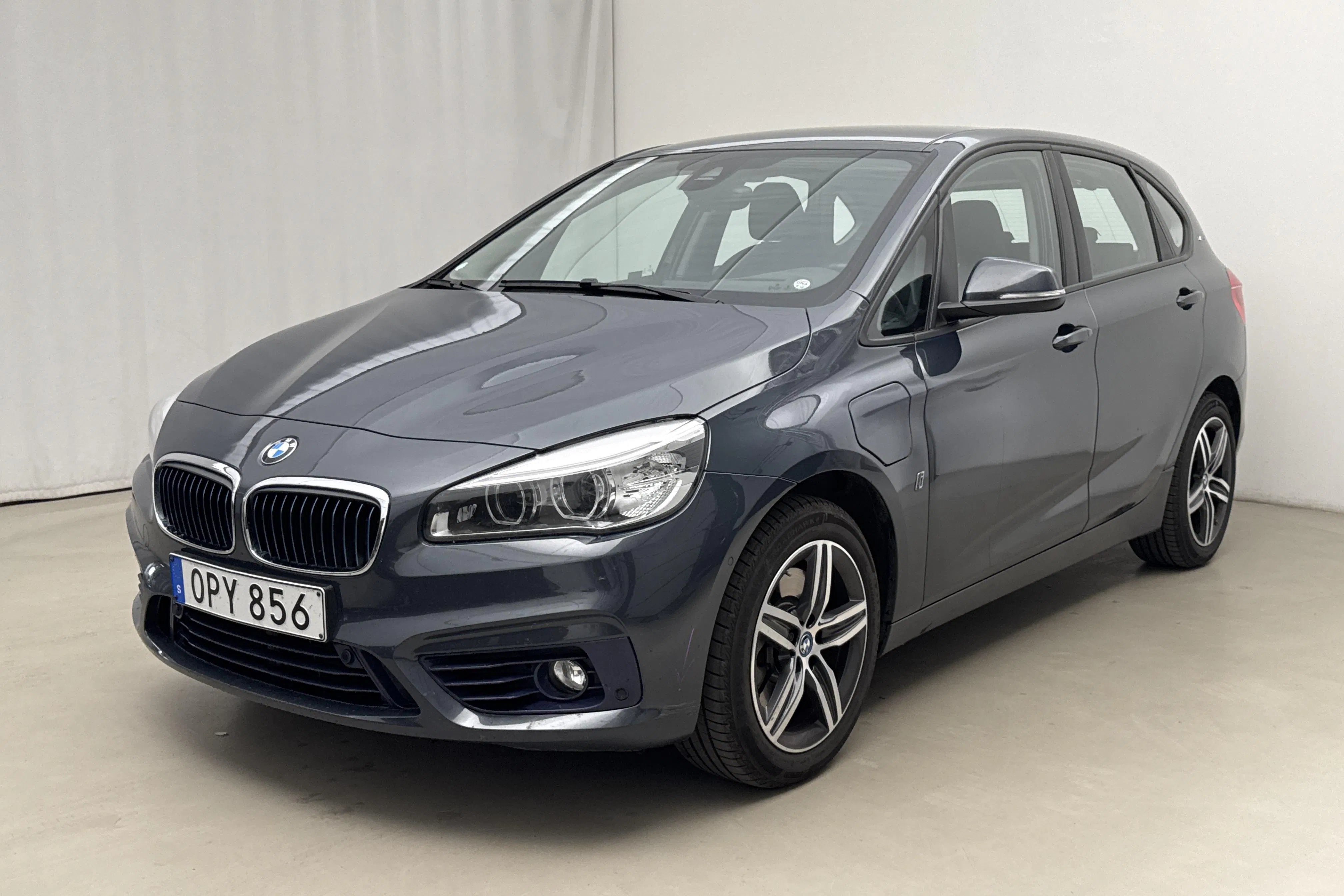 Presentationsfoto 1 av 17: BMW 225xe Active Tourer, F45 (224hk) - 8 324 mil - Automat - grå - 2018
