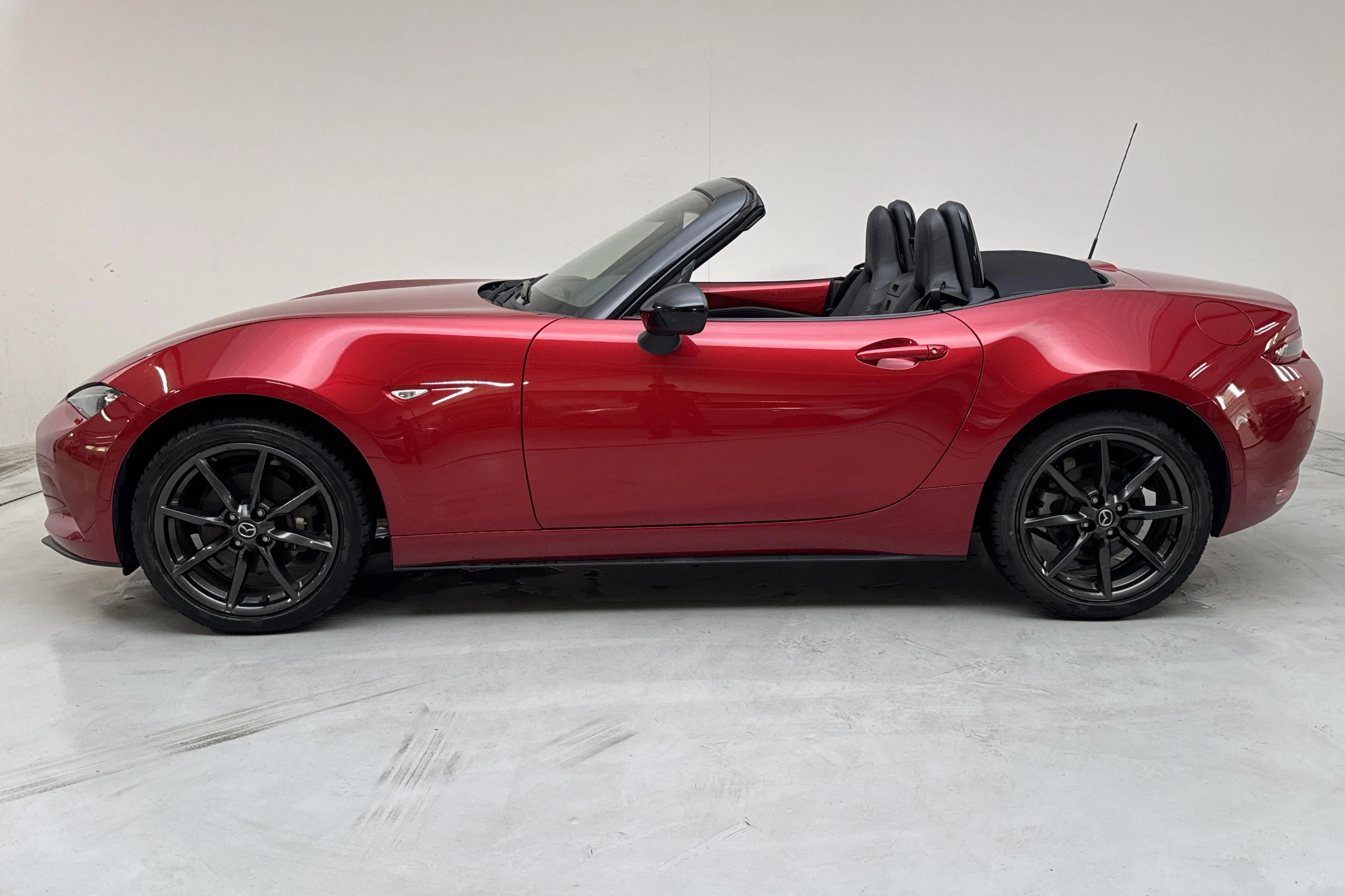 Presentationsfoto 2 av 17: Mazda MX-5 2.0 (160hk) - 6 020 mil - Manuell - röd - 2016