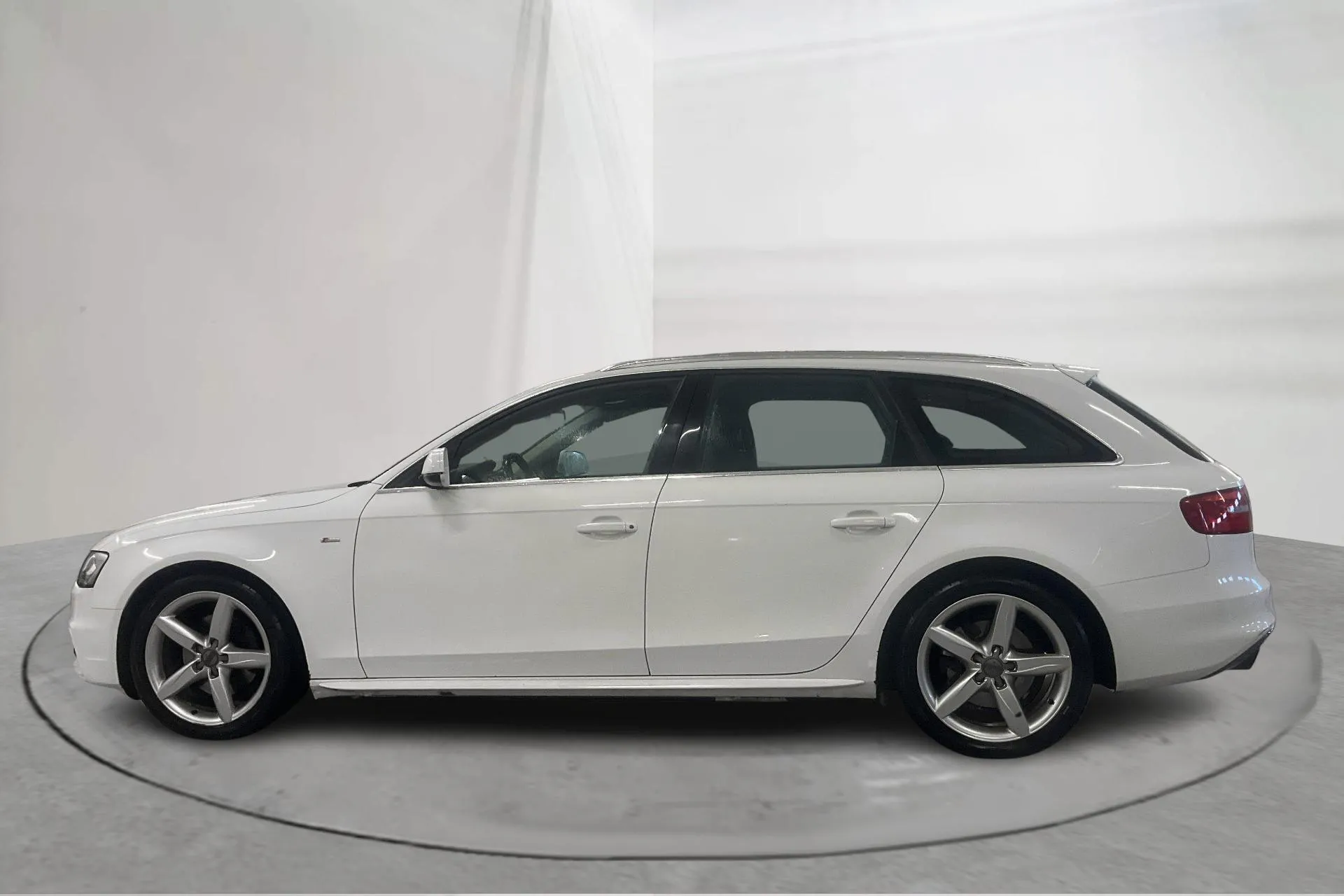 Presentation photo 2 of 16: Audi A4 2.0 TDI Avant quattro (150hk) - 194 280 km - Manual - white - 2015