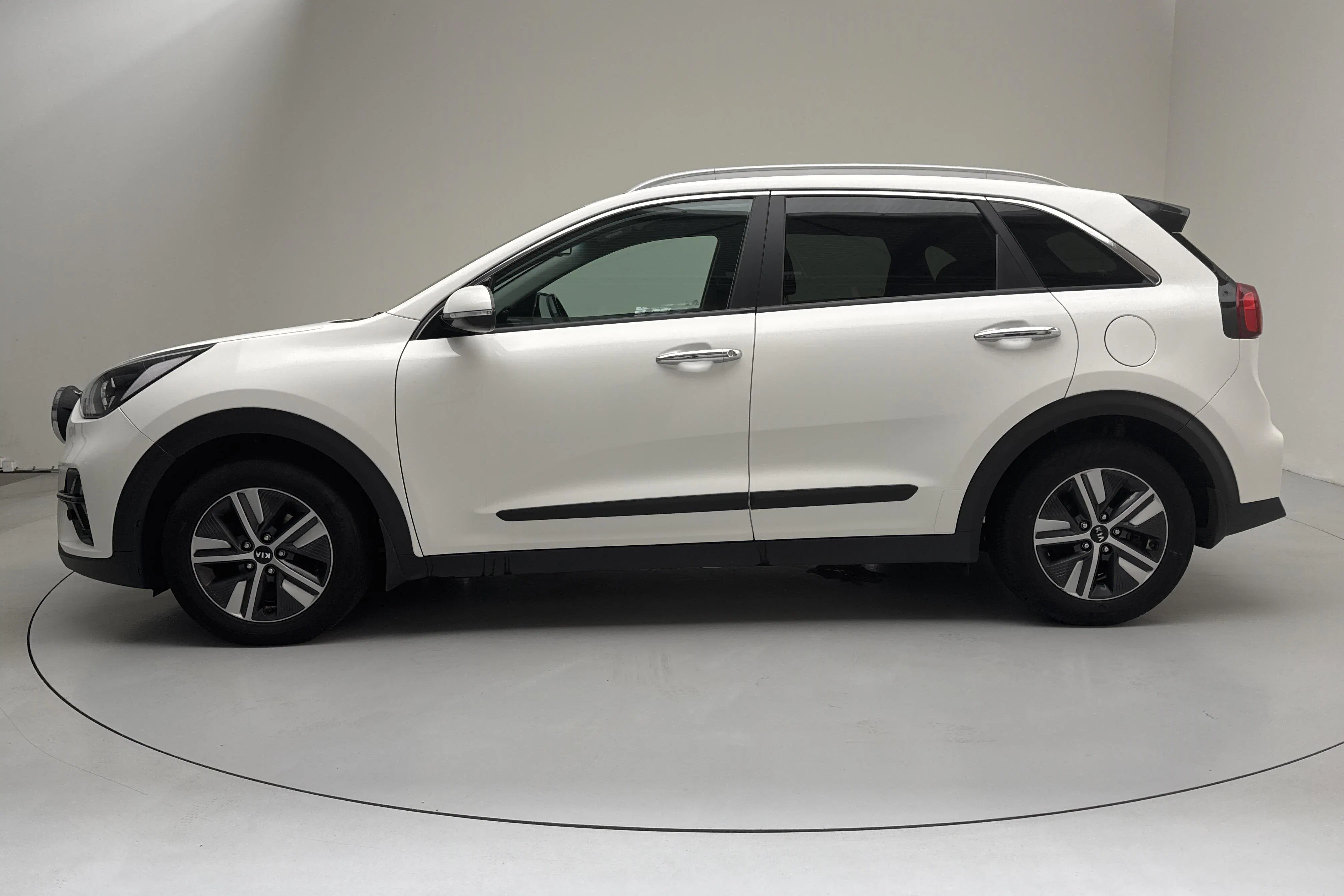 Presentationsfoto 2 av 15: KIA Niro Hybrid 1.6 (141hk) - 20 310 mil - Automat - vit - 2022