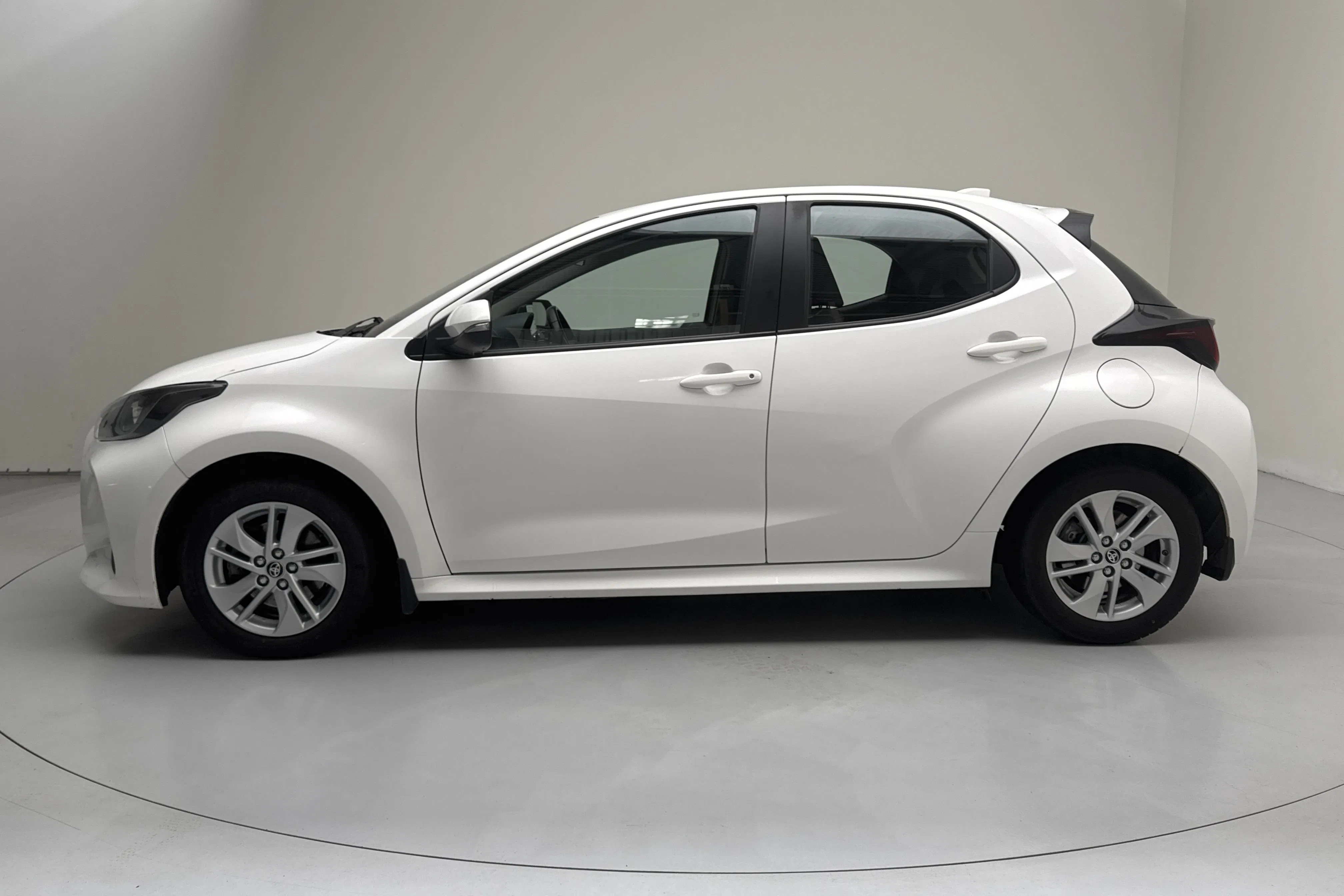 Presentationsfoto 2 av 14: Toyota Yaris 1.5 Hybrid 5dr (116hk) - 18 697 mil - Automat - vit - 2022