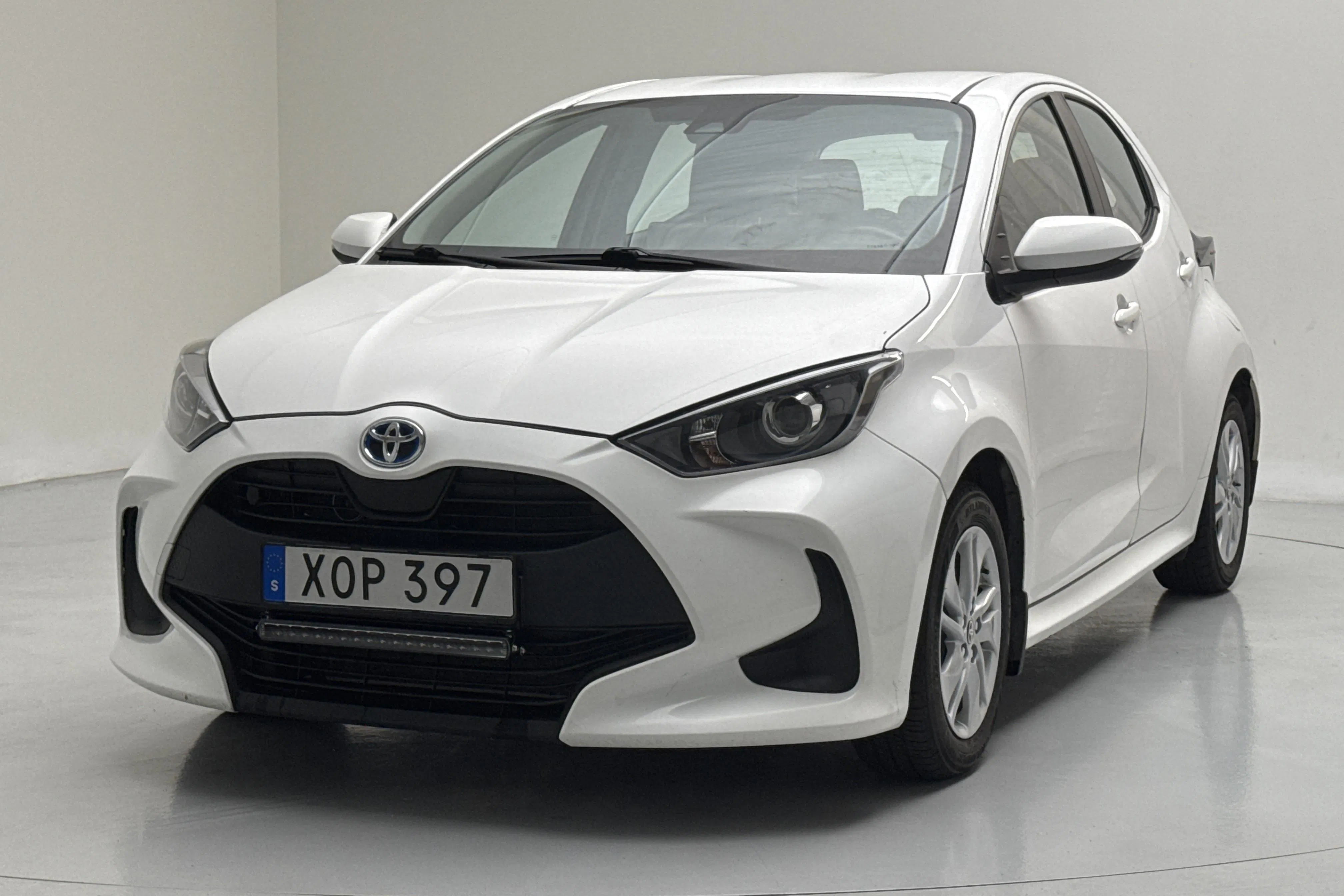 Presentationsfoto 1 av 14: Toyota Yaris 1.5 Hybrid 5dr (116hk) - 18 697 mil - Automat - vit - 2022