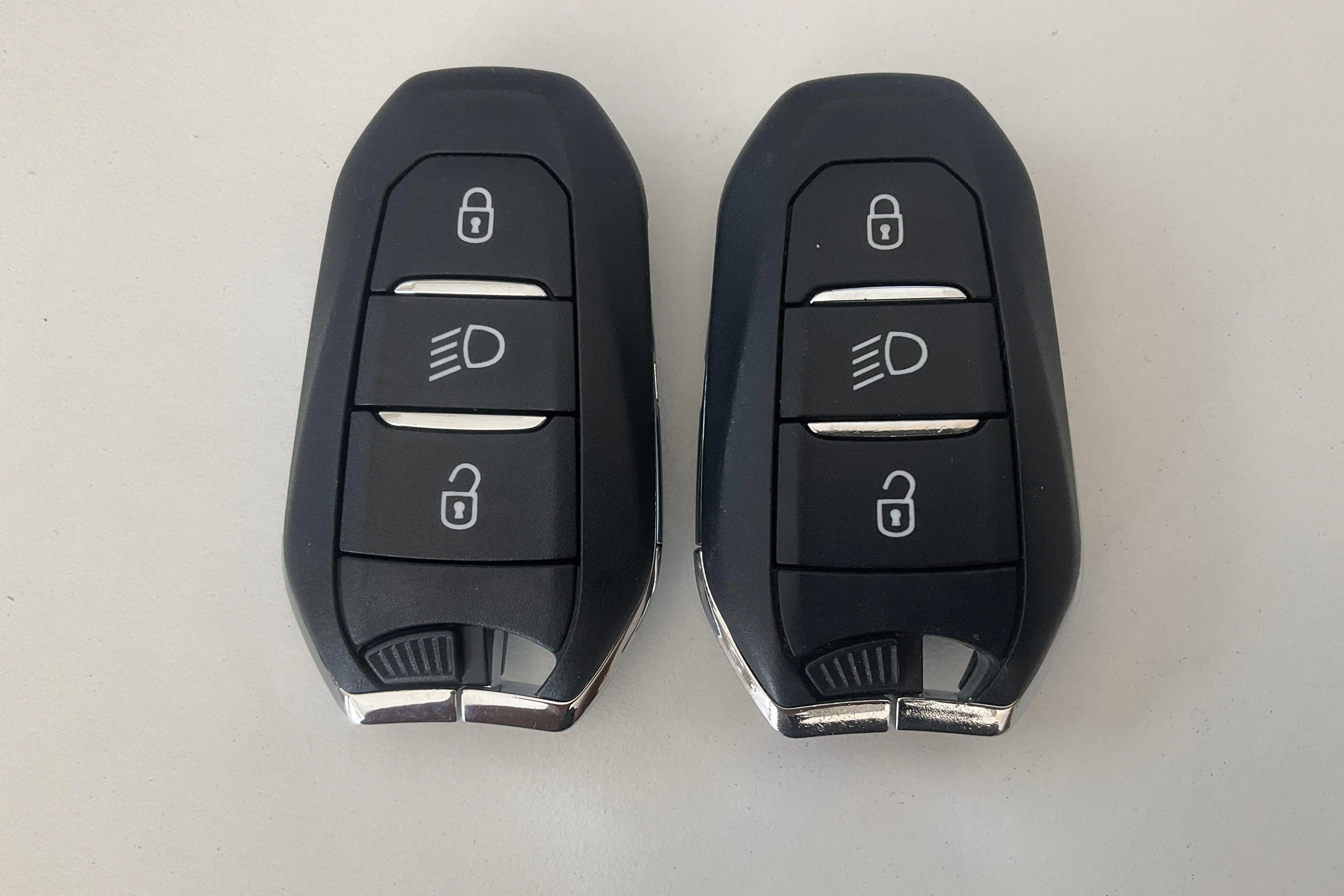Presentationsfoto 18 av 18: Peugeot 2008 1.2 PureTech (130hk) - 860 mil - Automat - grå - 2024
