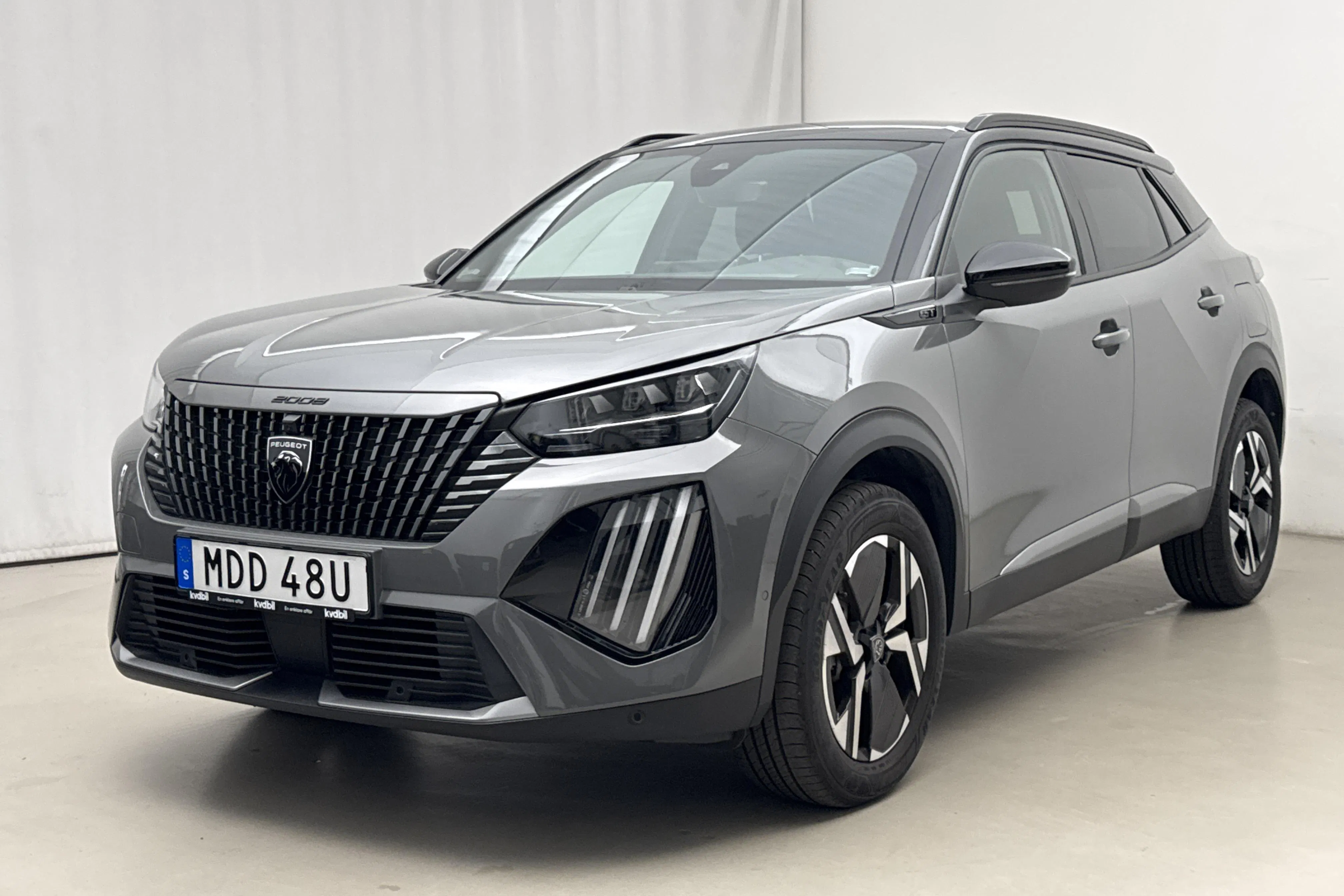 Presentationsfoto 1 av 18: Peugeot 2008 1.2 PureTech (130hk) - 860 mil - Automat - grå - 2024