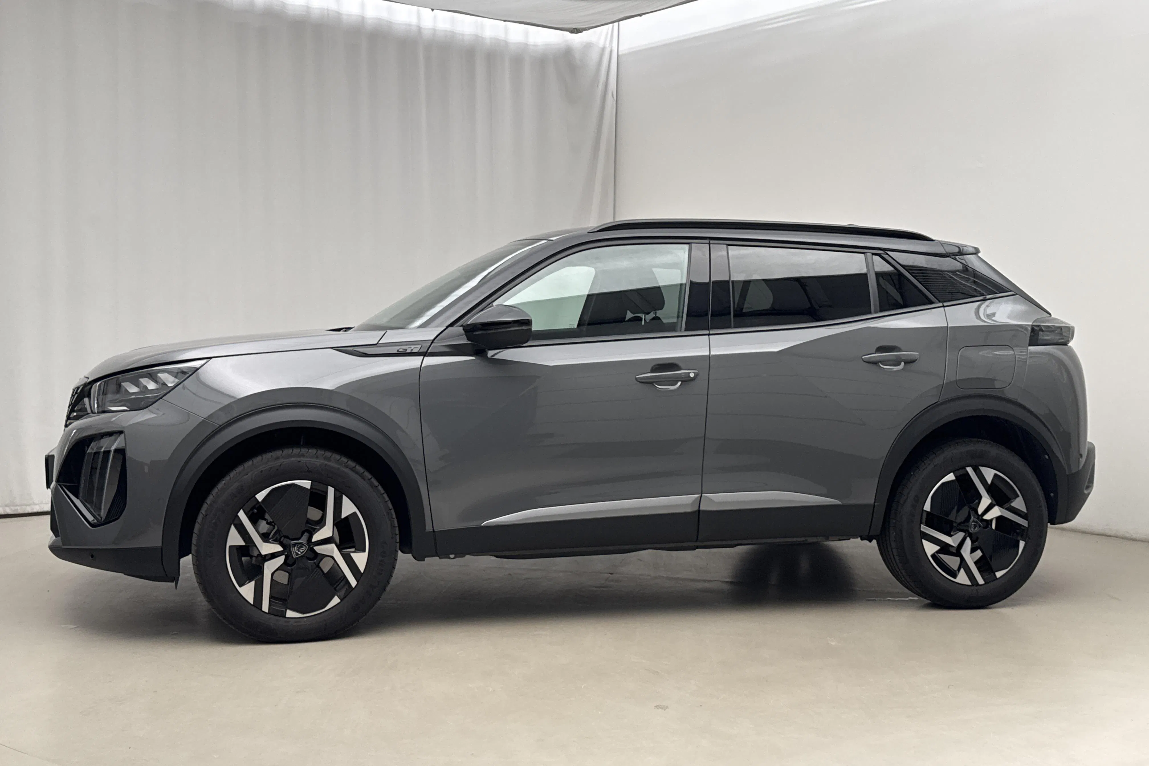 Presentationsfoto 2 av 18: Peugeot 2008 1.2 PureTech (130hk) - 860 mil - Automat - grå - 2024