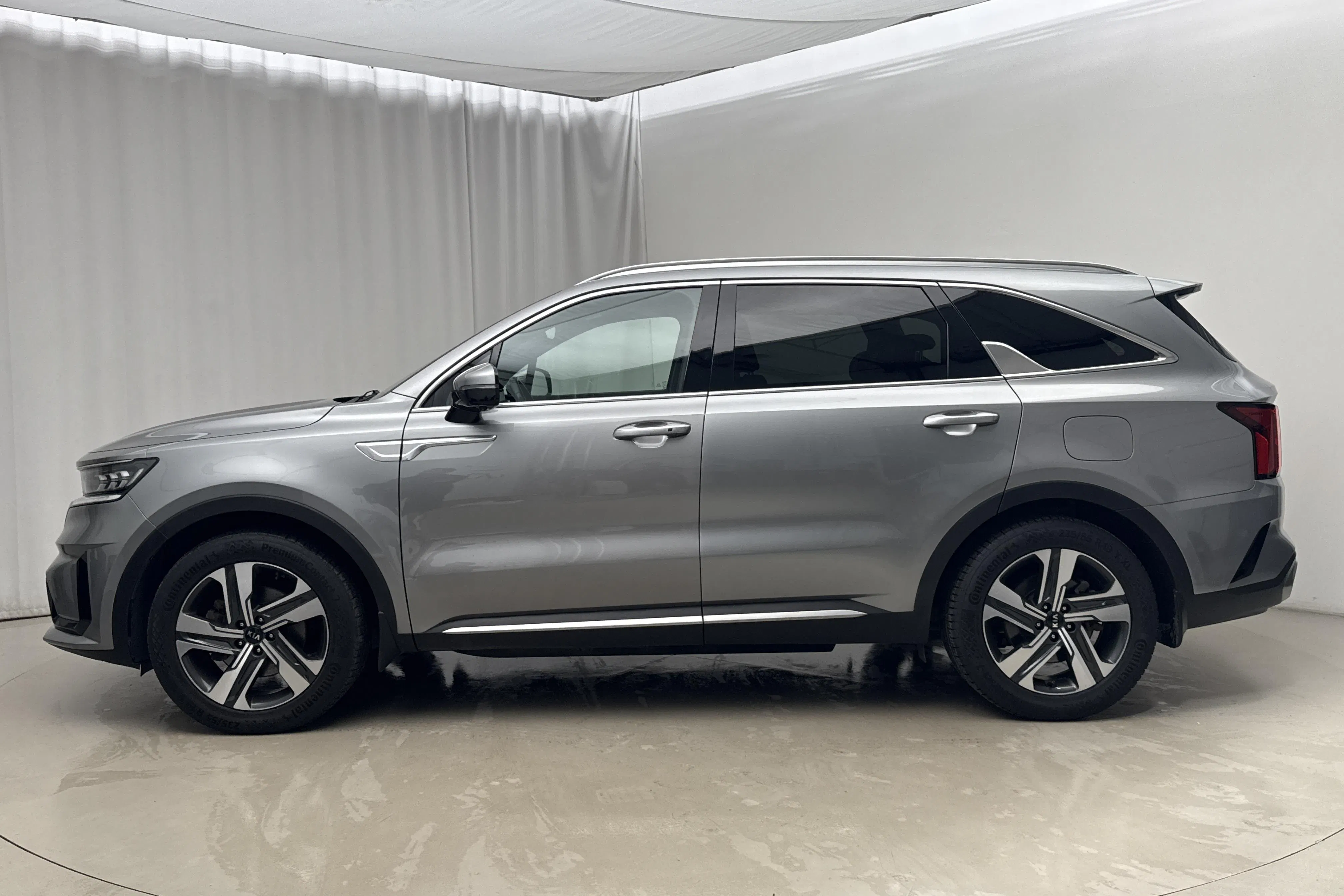 Presentationsfoto 2 av 19: KIA Sorento 1.6 T-GDi Plug-in Hybrid AWD (265hk) - 16 598 mil - Automat - grå - 2021