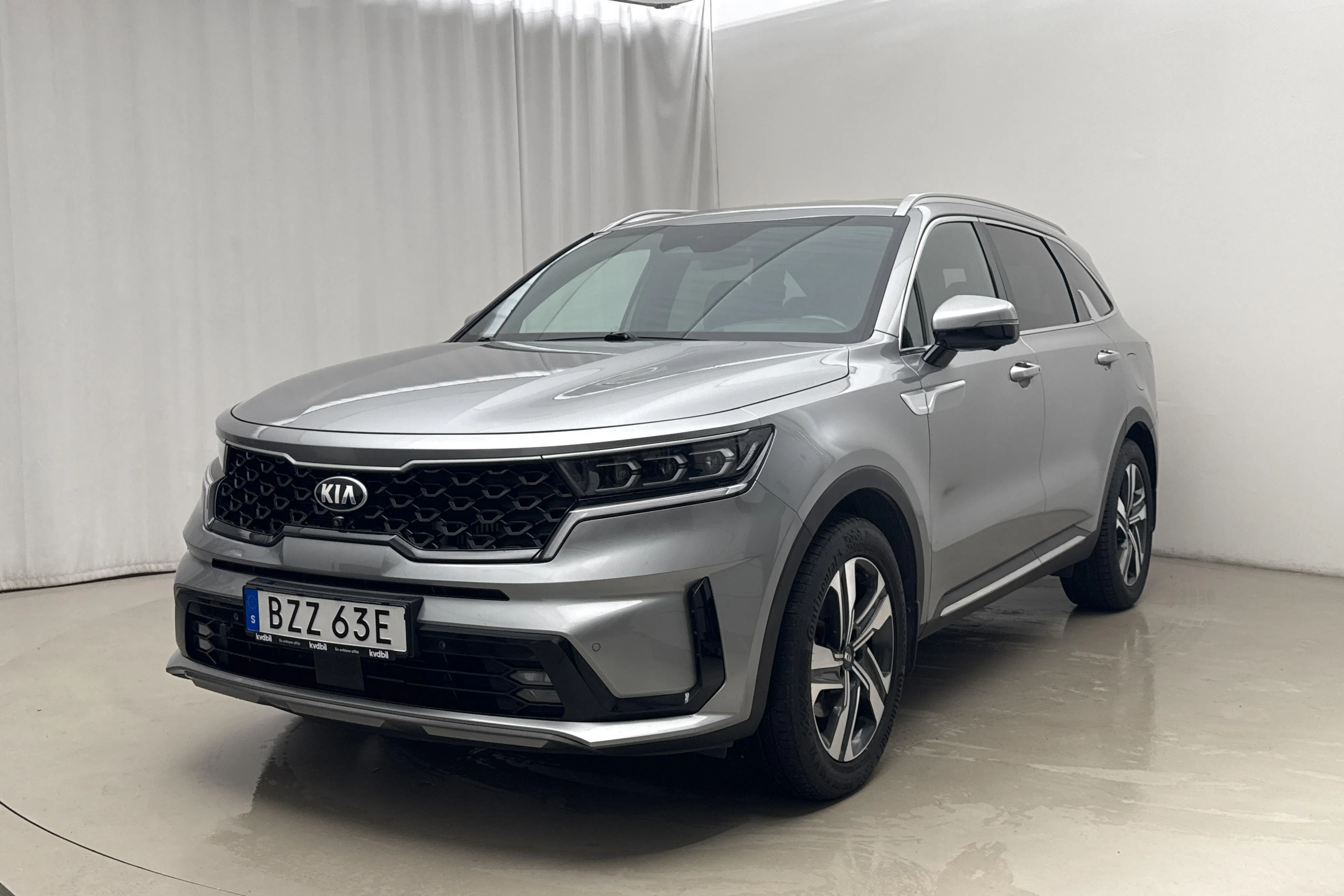 Presentationsfoto 1 av 19: KIA Sorento 1.6 T-GDi Plug-in Hybrid AWD (265hk) - 16 598 mil - Automat - grå - 2021