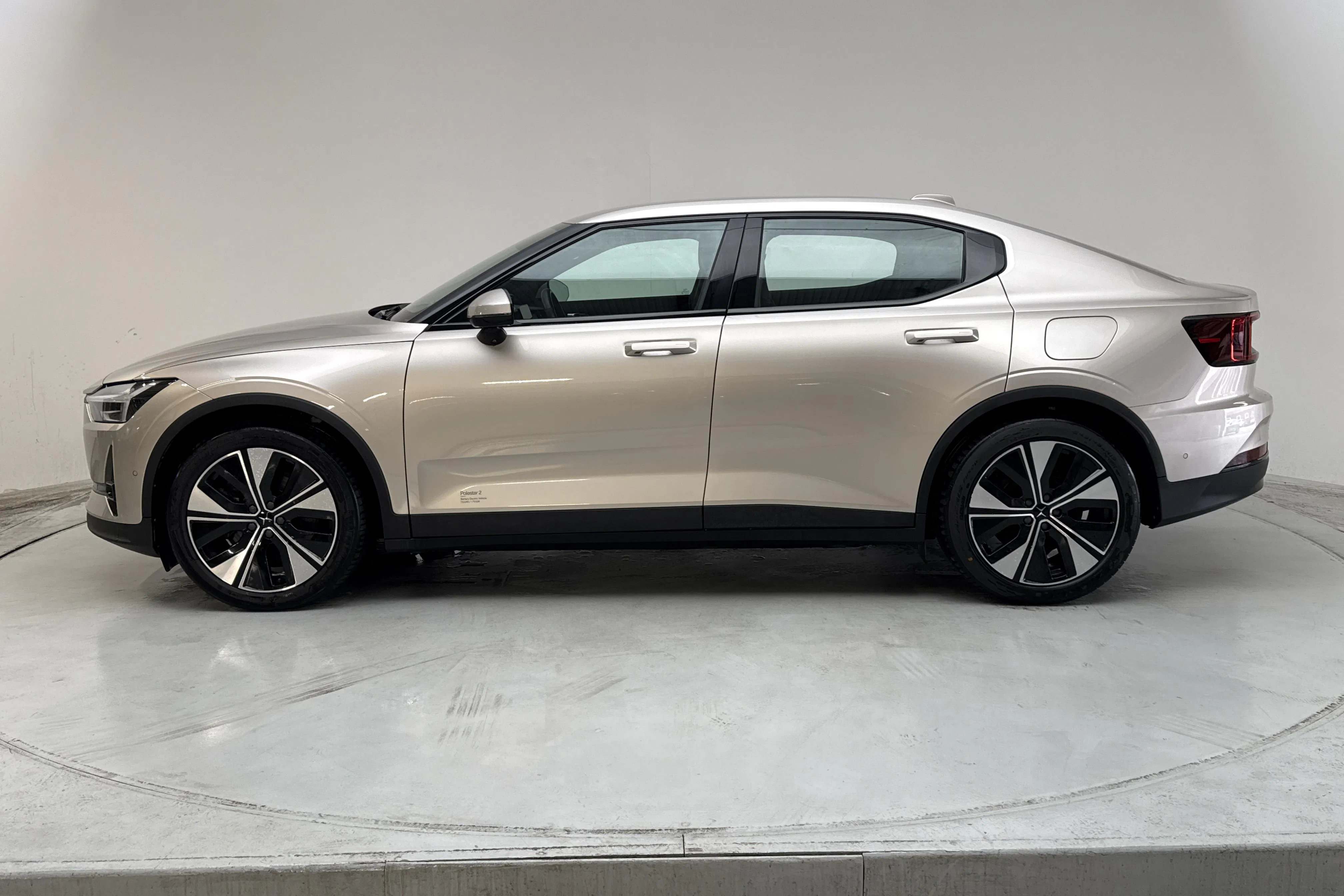Presentationsfoto 2 av 18: Polestar 2 Long range Single motor (231hk) - 9 020 mil - Automat - Ljusgrå - 2023