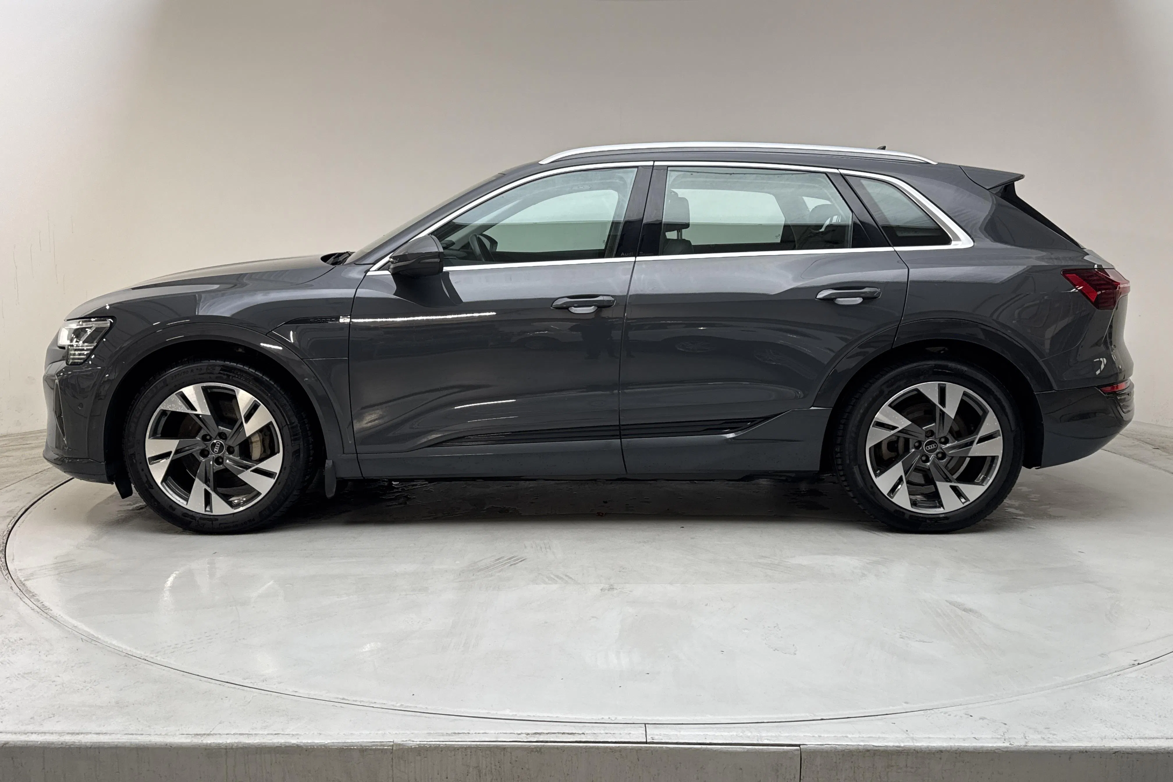 Presentationsfoto 2 av 16: Audi Q8 50 e-tron quattro (340hk) - 11 475 mil - Automat - grå - 2024