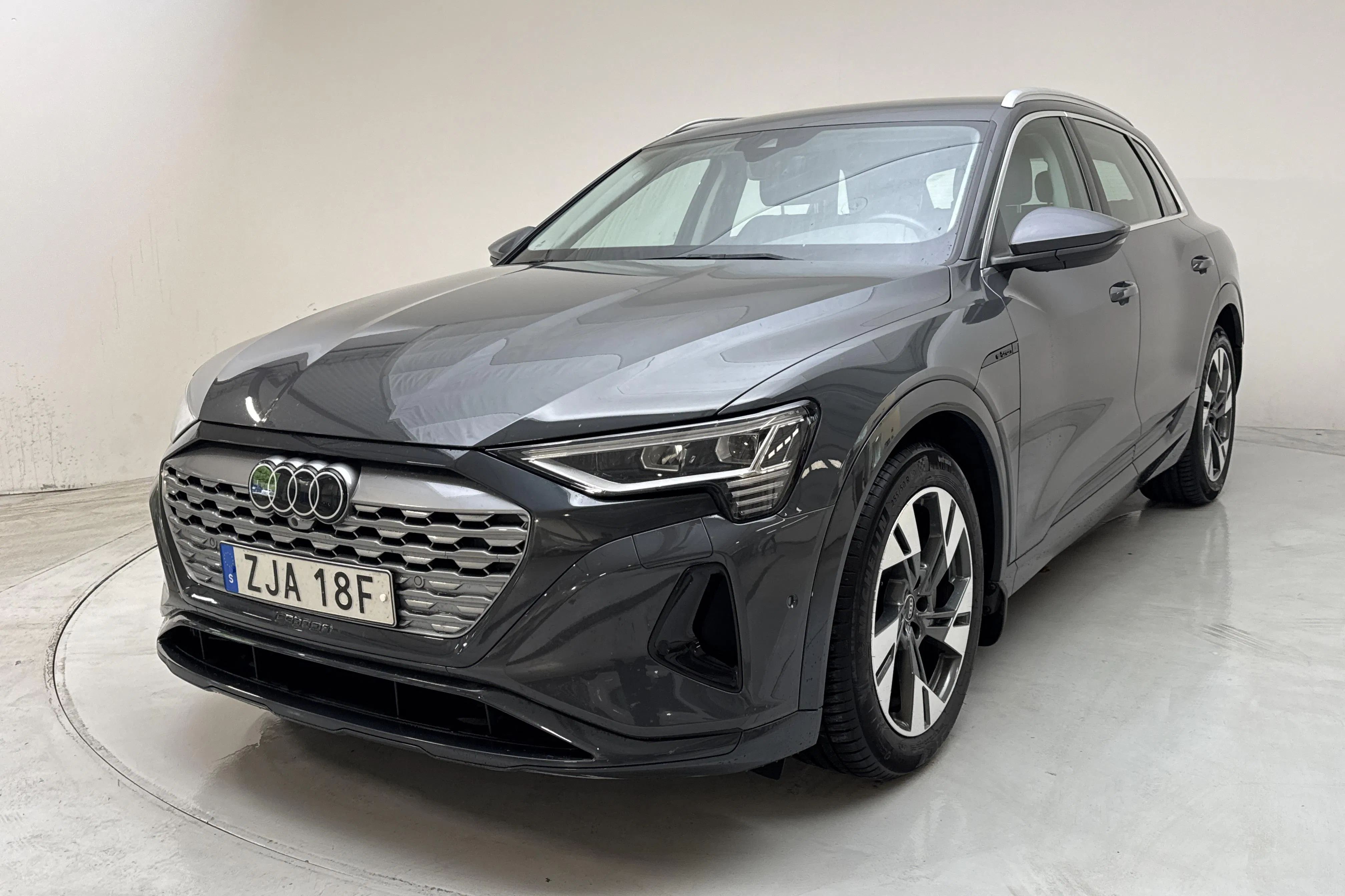 Presentationsfoto 1 av 16: Audi Q8 50 e-tron quattro (340hk) - 11 475 mil - Automat - grå - 2024