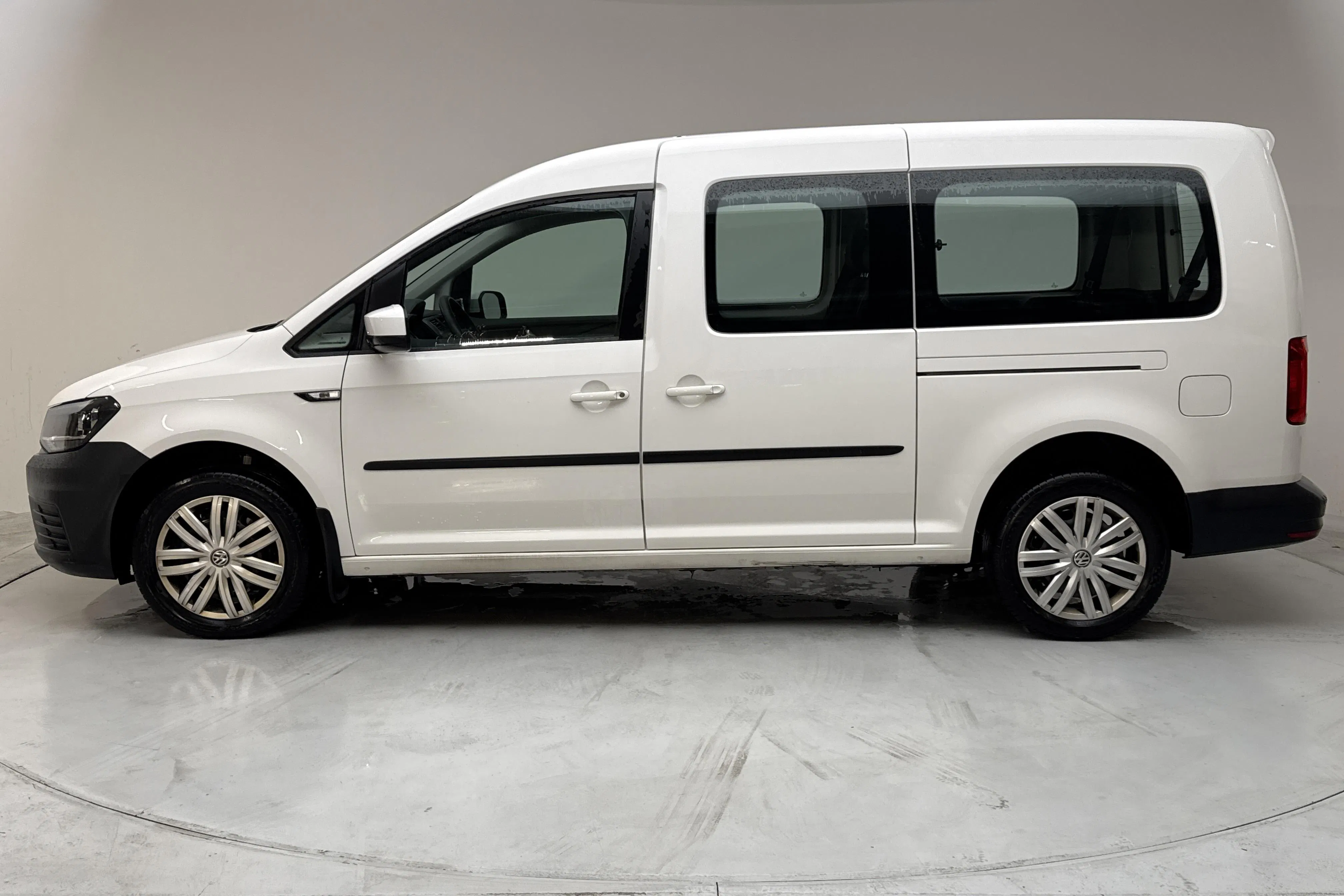 Presentationsfoto 2 av 12: VW Caddy Maxi Life 2.0 TDI (102hk) - 15 397 mil - Automat - vit - 2020