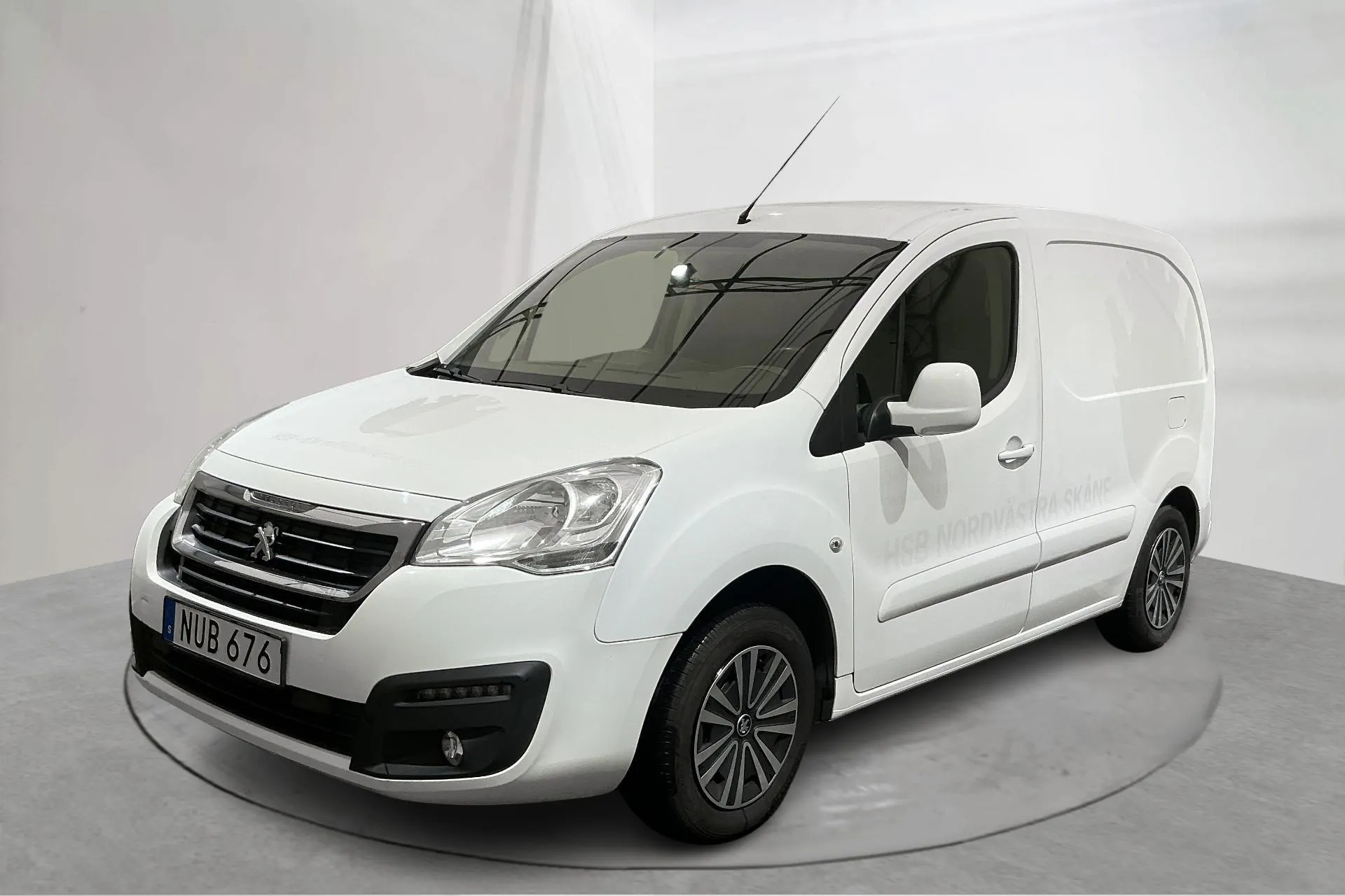 Presentationsfoto 1 av 13: Peugeot Partner 1.6 BlueHDI Skåp (100hk) - 5 597 mil - Manuell - vit - 2015