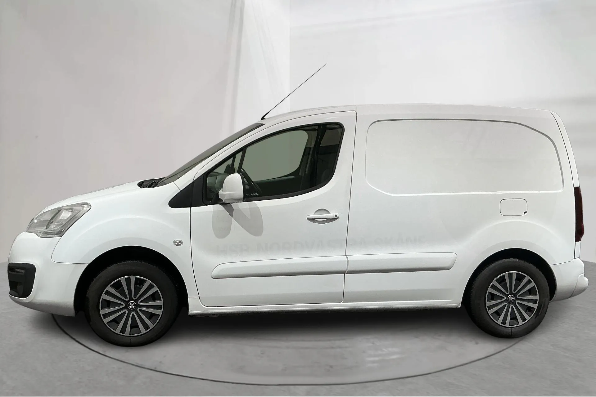 Presentationsfoto 2 av 13: Peugeot Partner 1.6 BlueHDI Skåp (100hk) - 5 597 mil - Manuell - vit - 2015