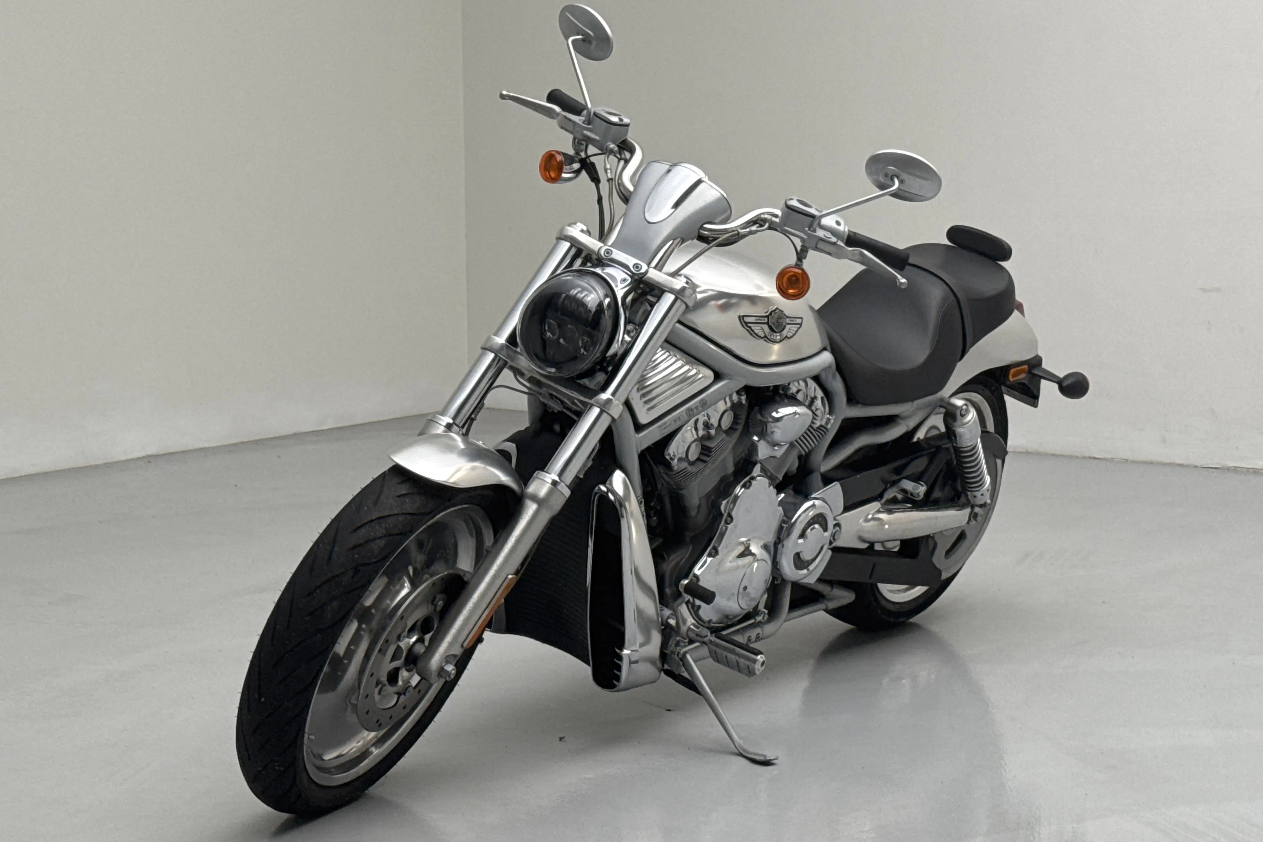 Presentationsfoto 1 av 13: HARLEY-DAVIDSSON VRSCA V-Rod 100th years anniversary Motorcykel - 2 019 mil - Manuell - 2003