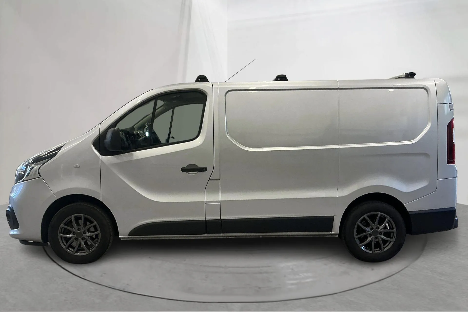 Presentationsfoto 2 av 17: Renault Trafic 1.6 dCi Skåp (125hk) - 14 734 mil - Manuell - silver - 2018