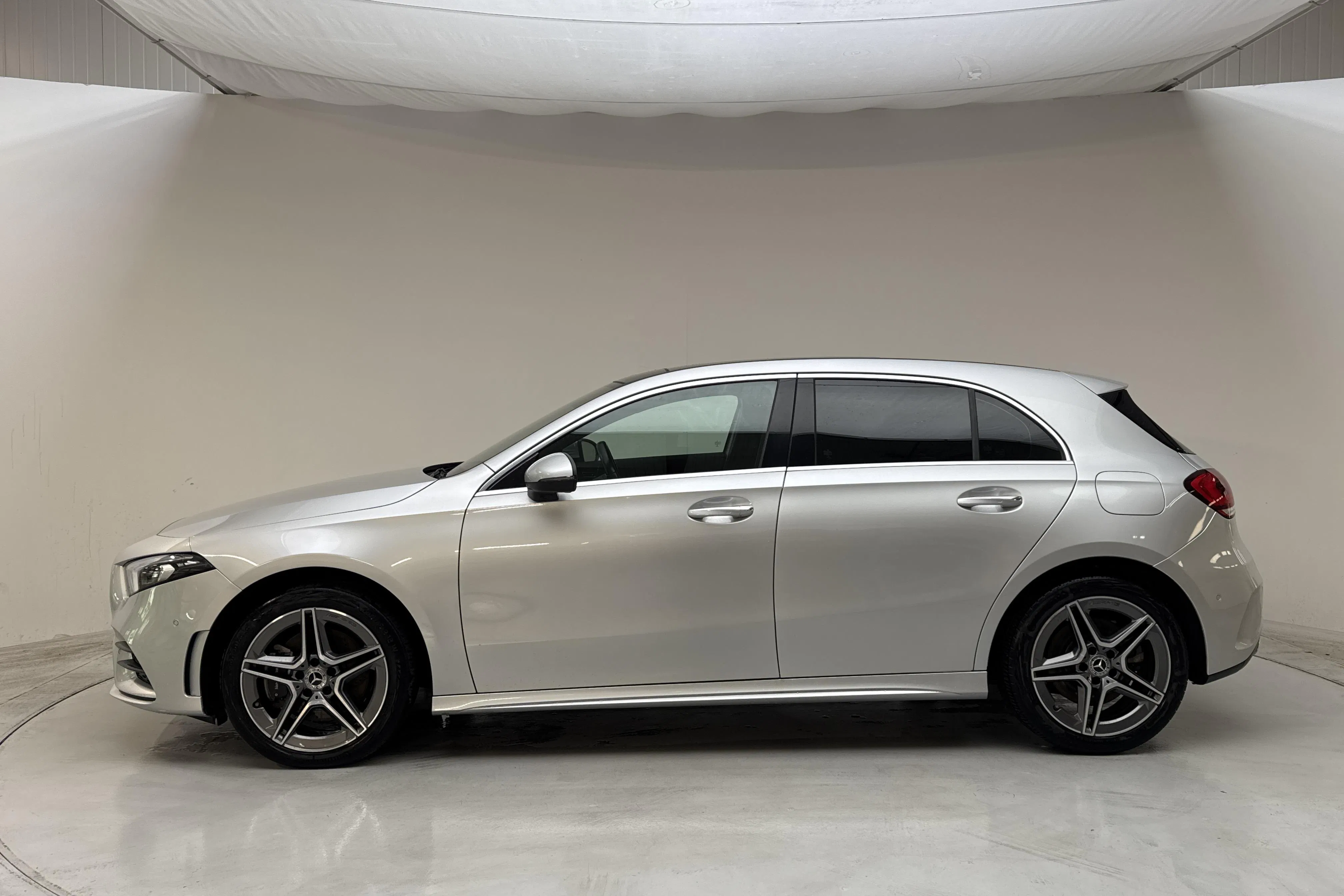 Presentationsfoto 2 av 17: Mercedes A 250 e 5dr W177 (218hk) - 5 346 mil - Automat - silver - 2022