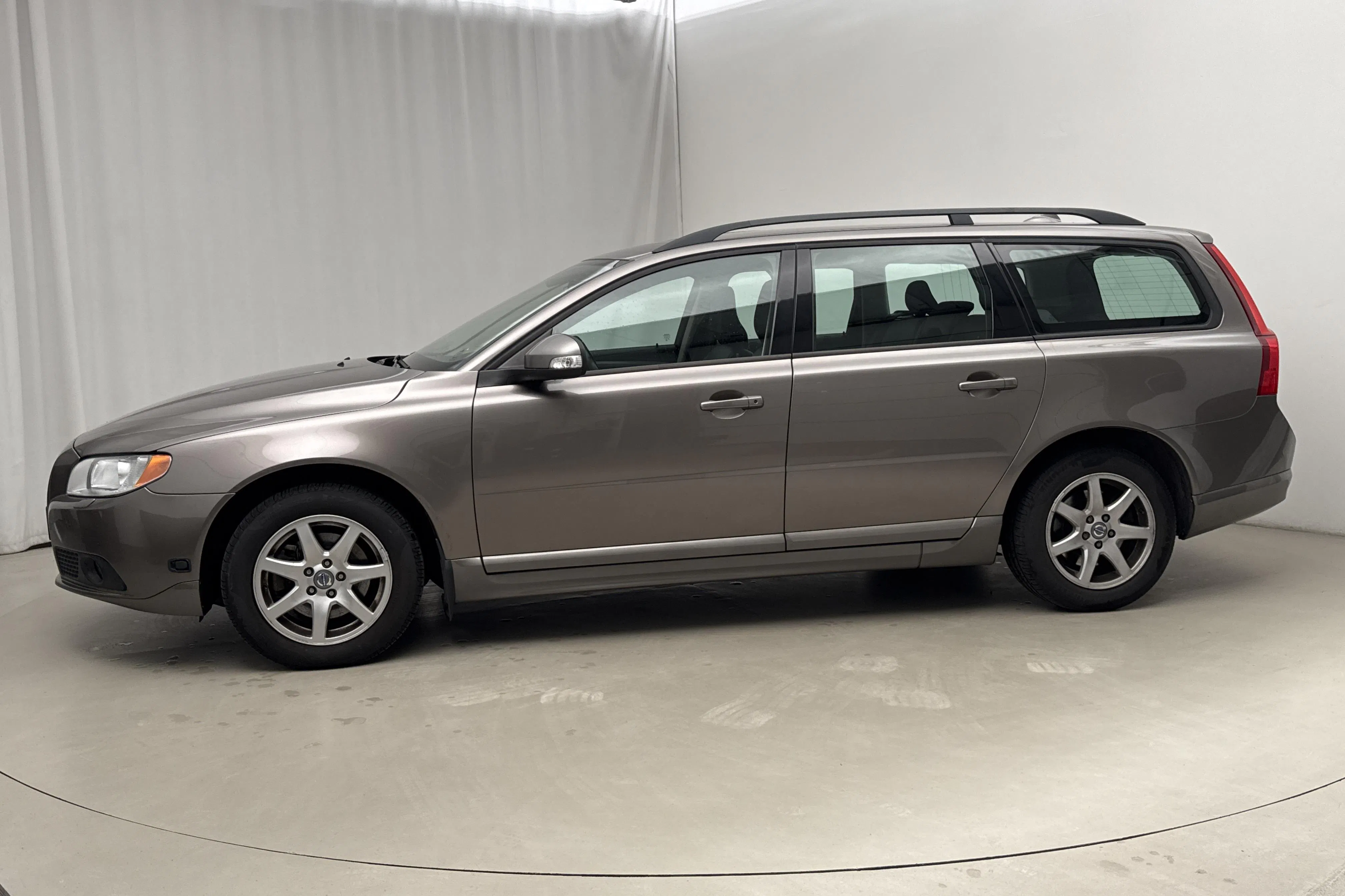 Presentationsfoto 2 av 15: Volvo V70 II 2.0F (145hk) - 13 719 mil - Manuell - grå - 2009