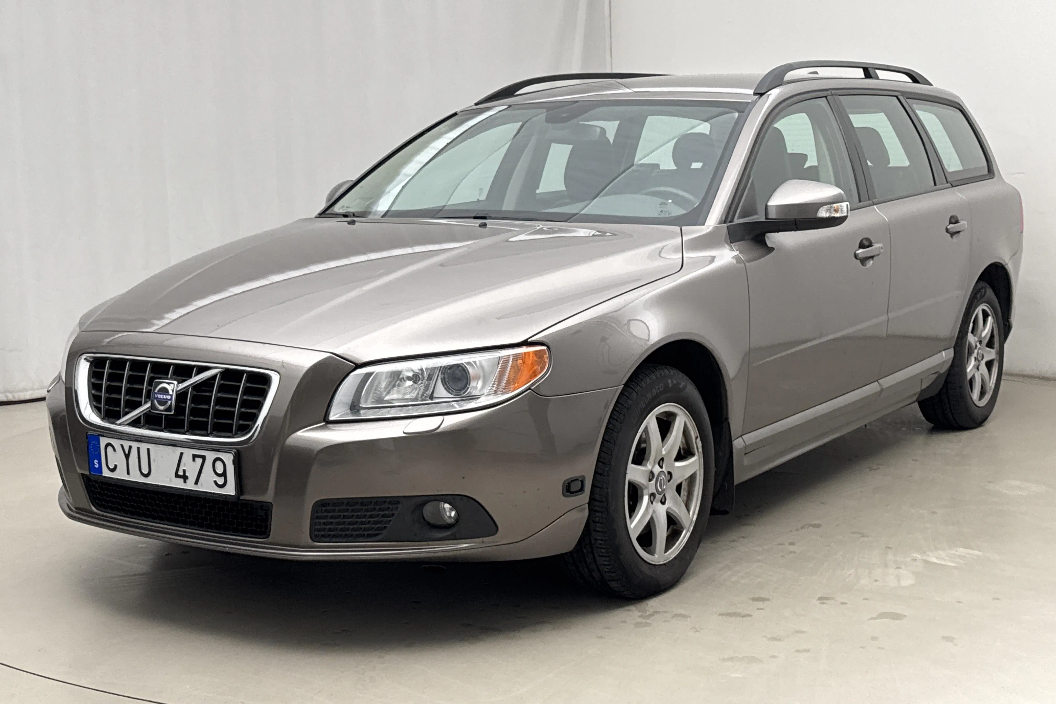 Presentationsfoto 1 av 15: Volvo V70 II 2.0F (145hk) - 13 719 mil - Manuell - grå - 2009