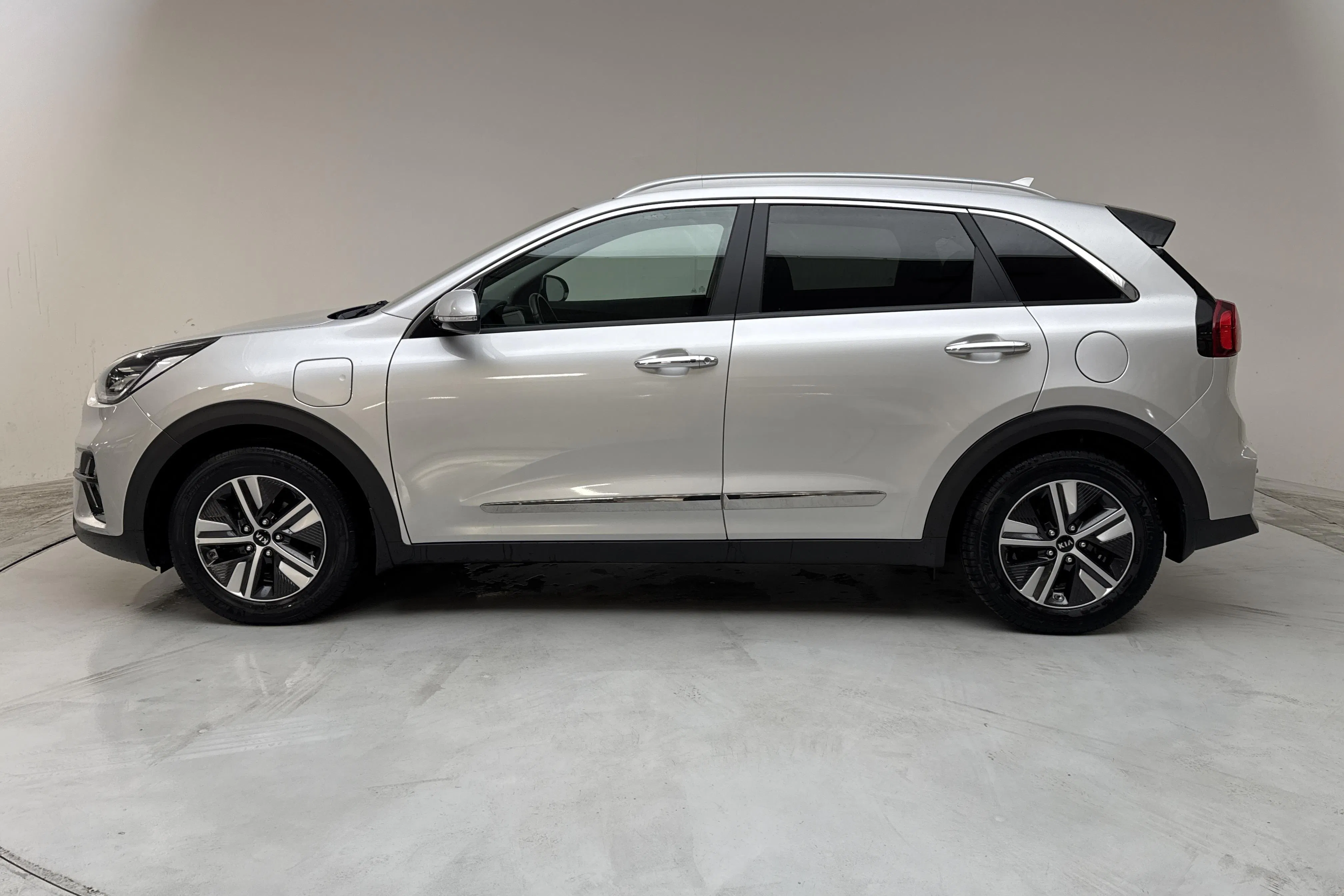 Presentationsfoto 2 av 16: KIA Niro Plug-in Hybrid 1.6 (141hk) - 7 619 mil - Automat - grå - 2020