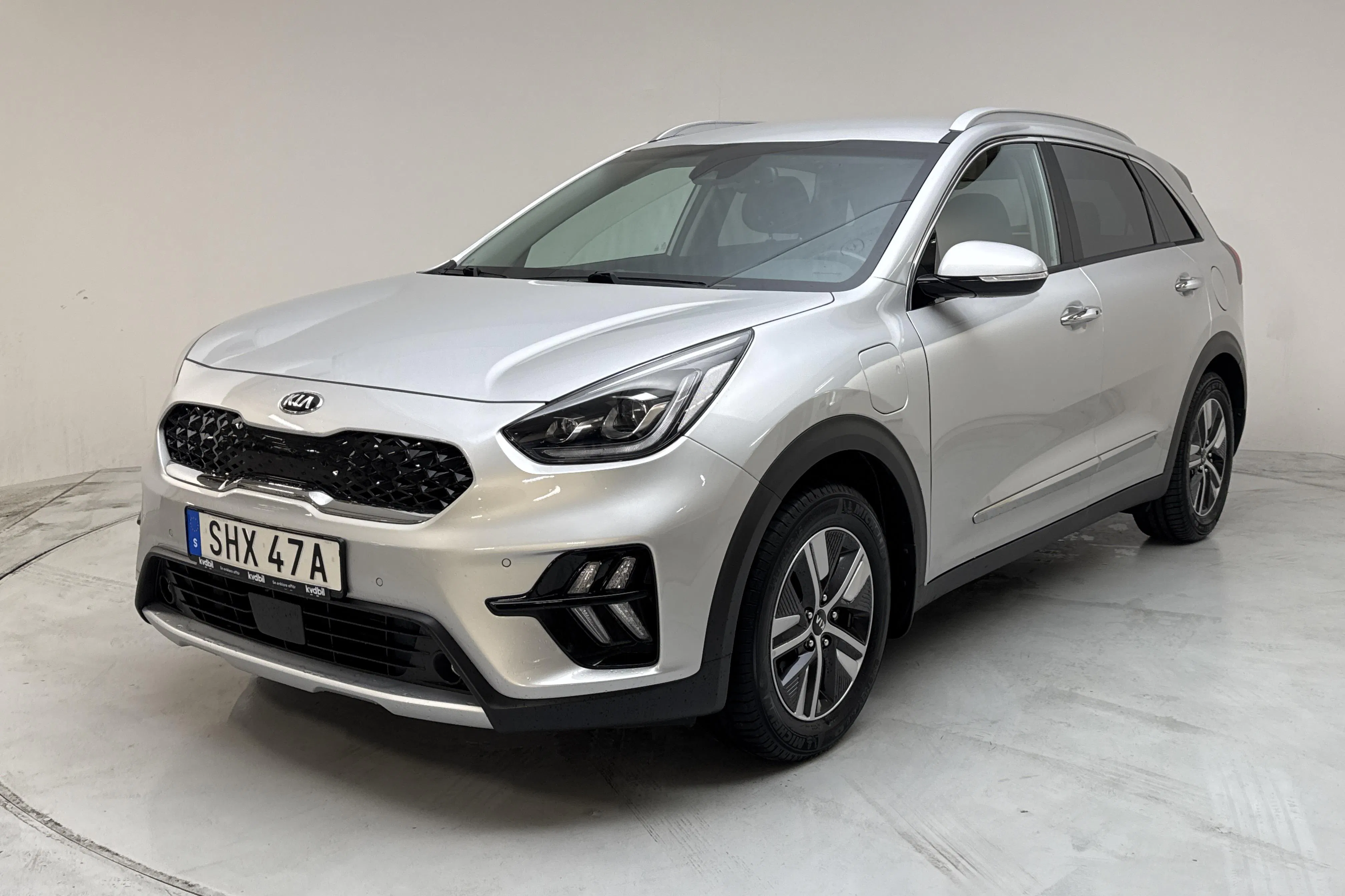 Presentationsfoto 1 av 16: KIA Niro Plug-in Hybrid 1.6 (141hk) - 7 619 mil - Automat - grå - 2020