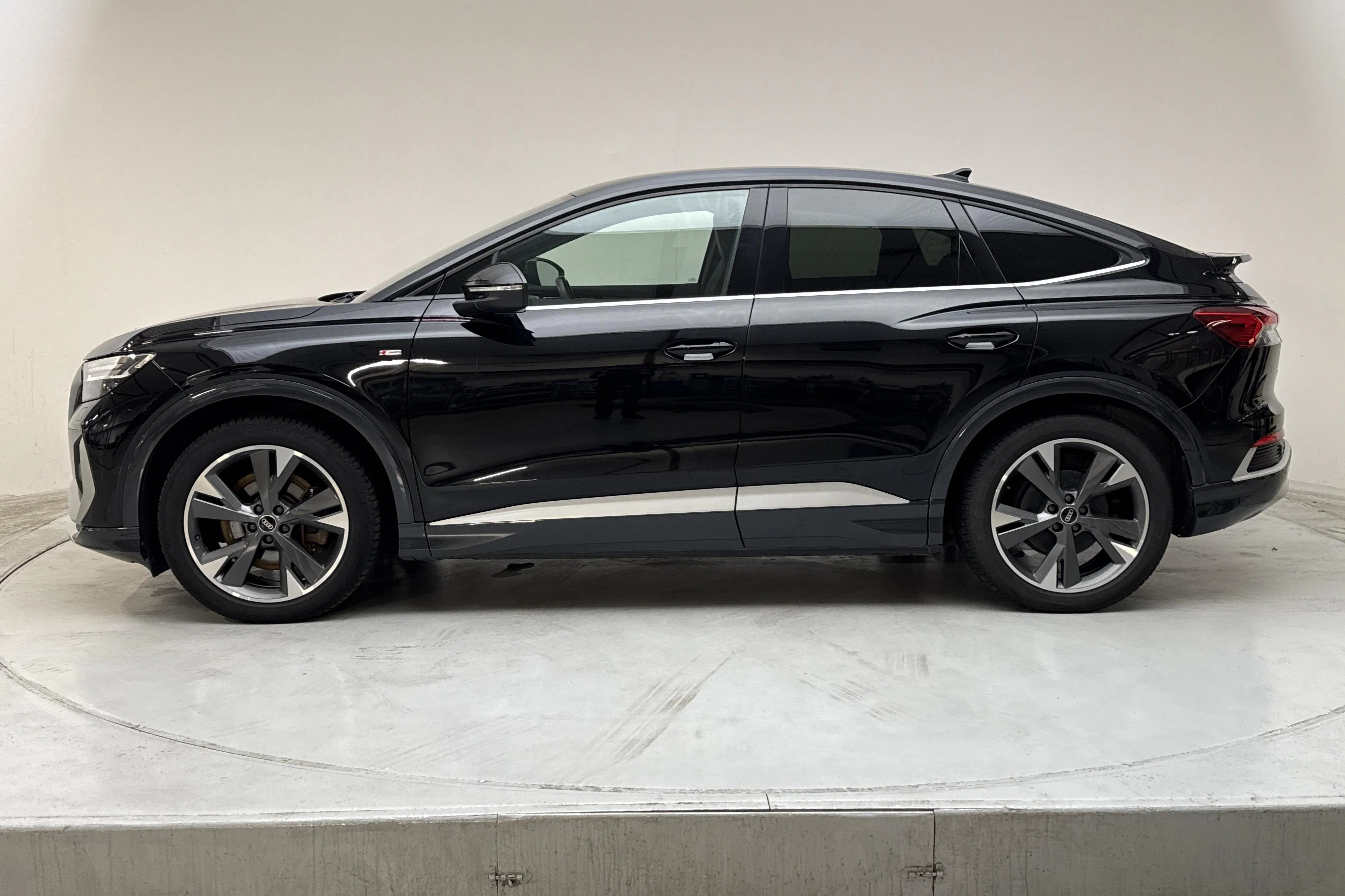 Presentationsfoto 2 av 17: Audi Q4 50 Sportback e-tron quattro 77kWh (299hk) - 9 418 mil - Automat - svart - 2022