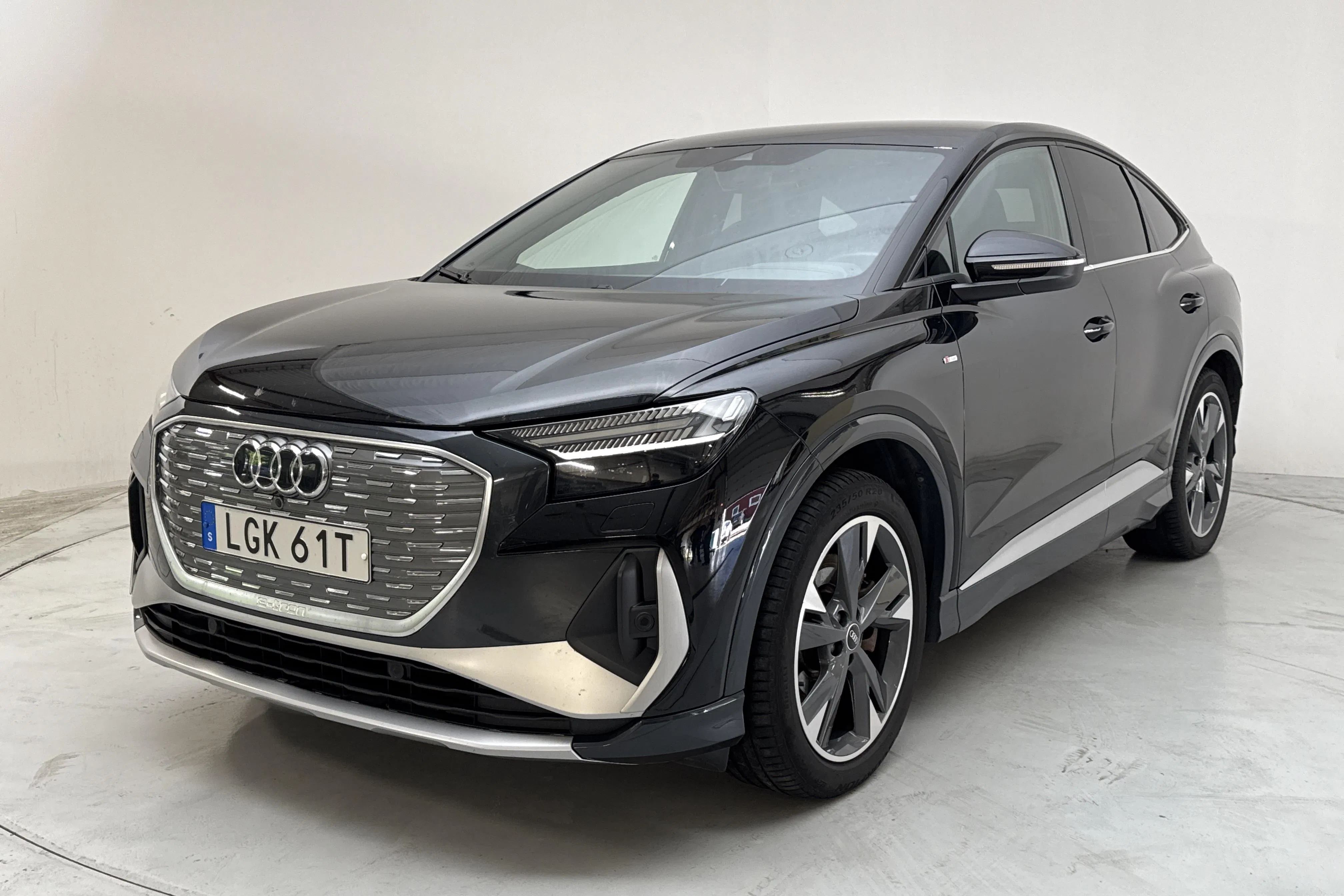 Presentationsfoto 1 av 17: Audi Q4 50 Sportback e-tron quattro 77kWh (299hk) - 9 418 mil - Automat - svart - 2022