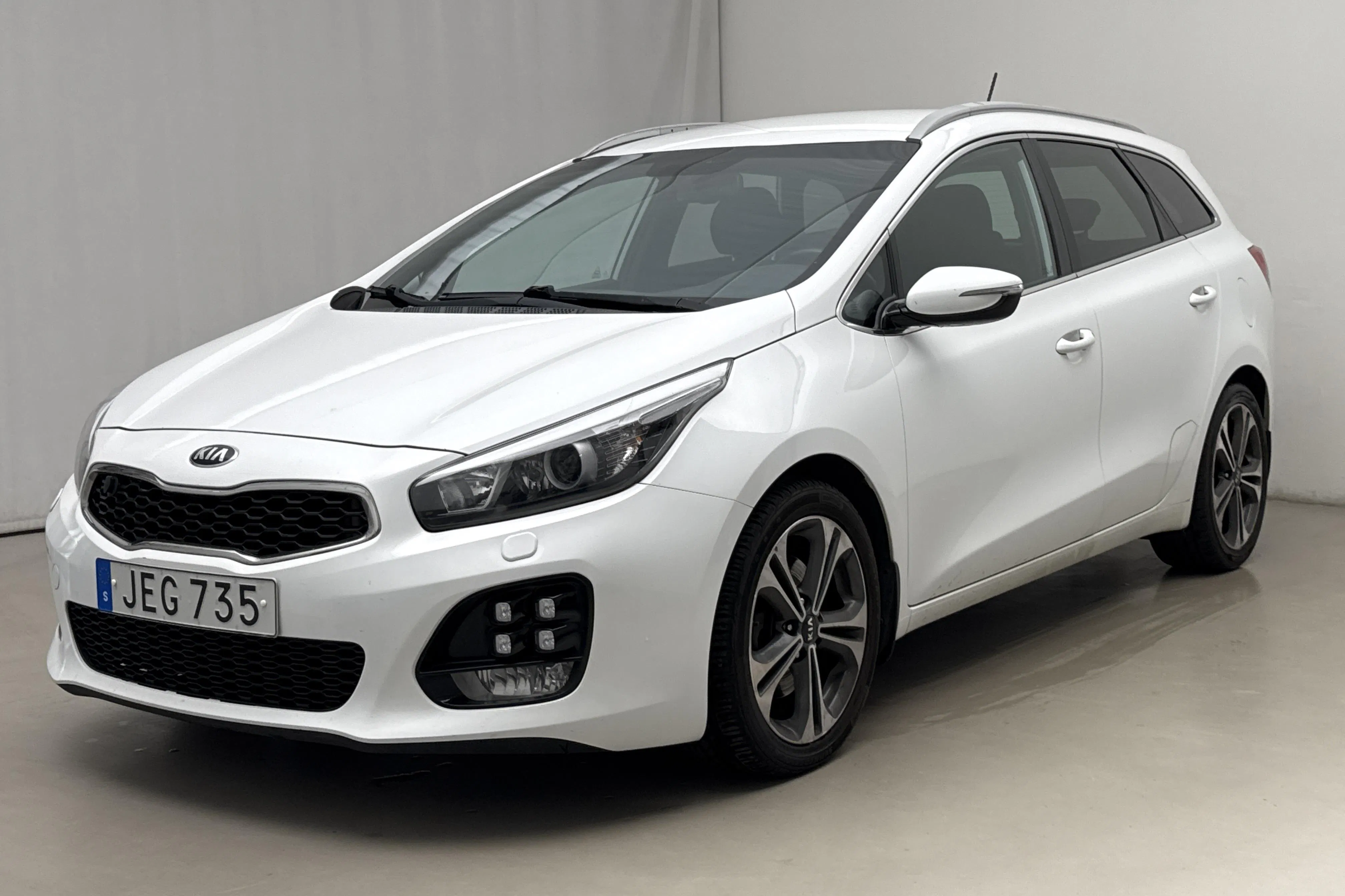 Presentationsfoto 1 av 17: KIA Cee'd 1.6 CRDi SW (136hk) - 15 885 mil - Manuell - vit - 2016