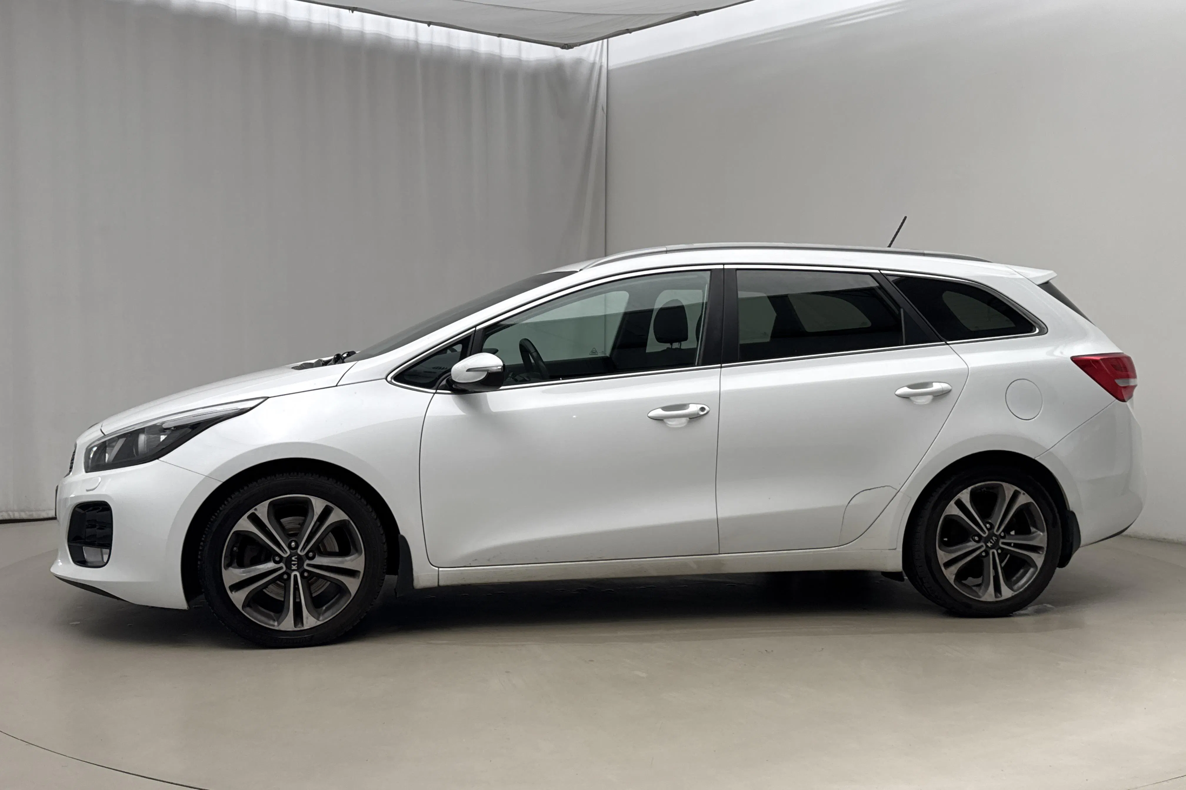 Presentationsfoto 2 av 17: KIA Cee'd 1.6 CRDi SW (136hk) - 15 885 mil - Manuell - vit - 2016