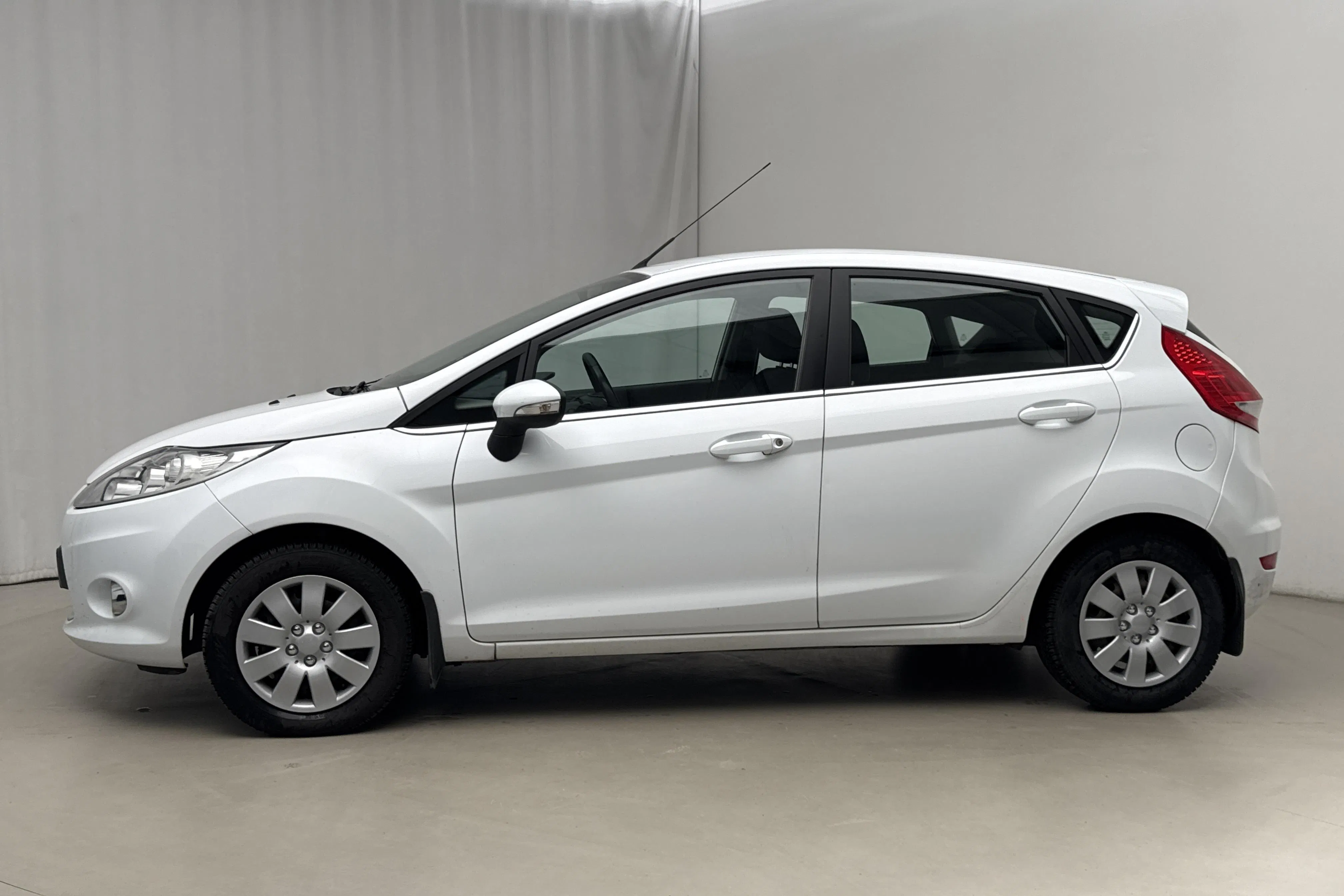 Presentationsfoto 2 av 15: Ford Fiesta 1.25 5dr (82hk) - 8 115 mil - Manuell - vit - 2012