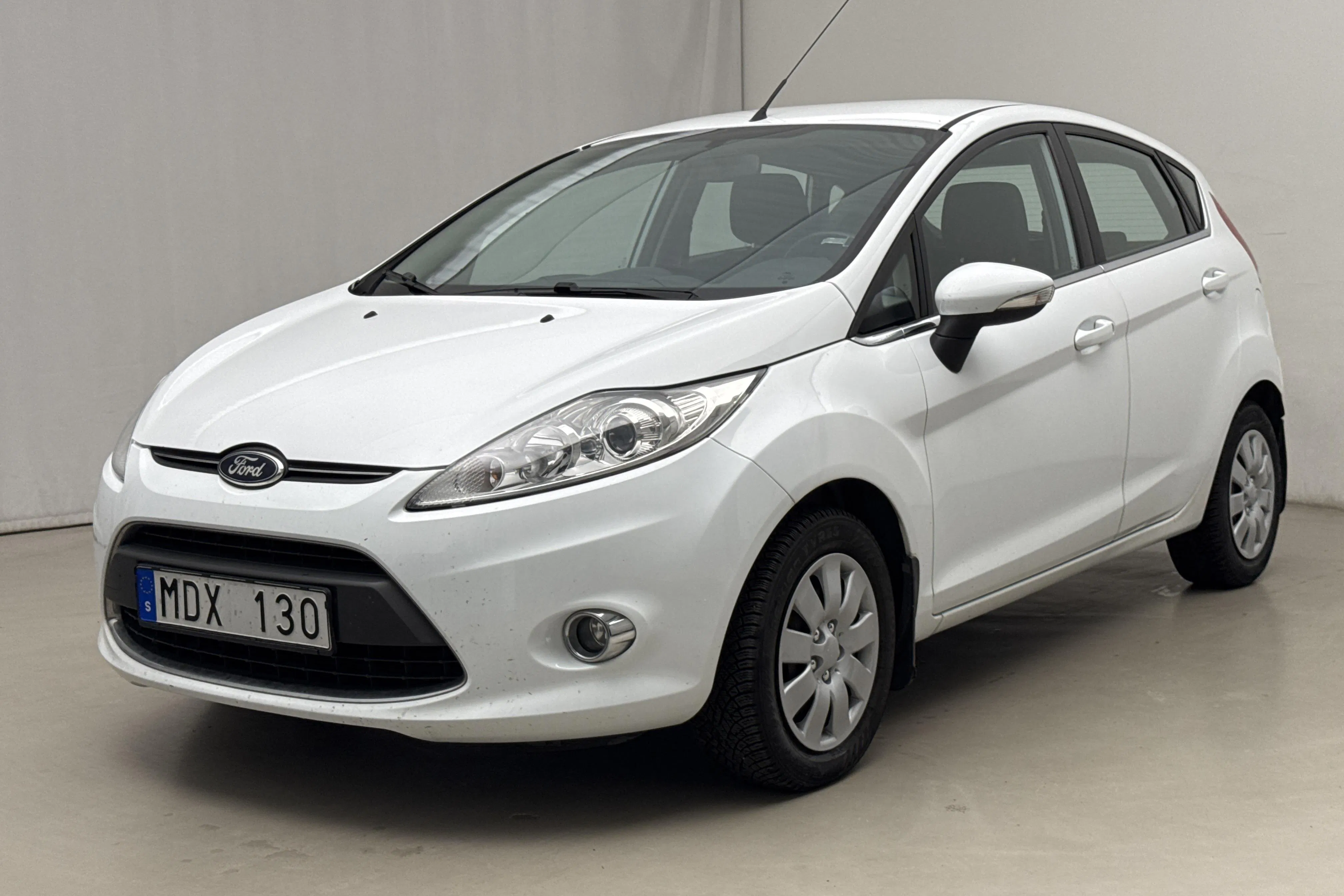 Presentationsfoto 1 av 15: Ford Fiesta 1.25 5dr (82hk) - 8 115 mil - Manuell - vit - 2012