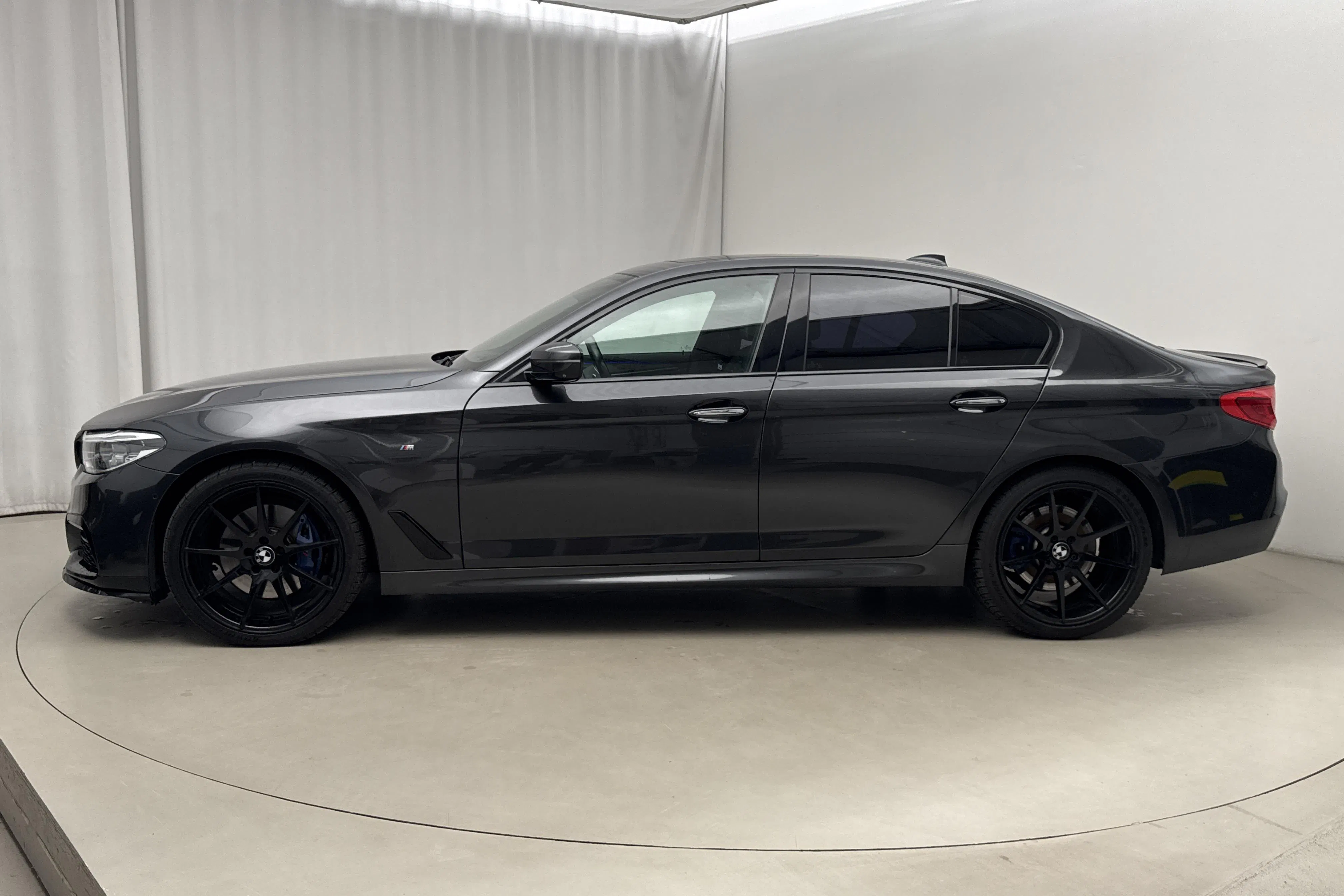 Presentation photo 2 of 22: BMW 530i xDrive Sedan, G30 (252hk) - 82 330 km - Automatic - dark grey - 2017