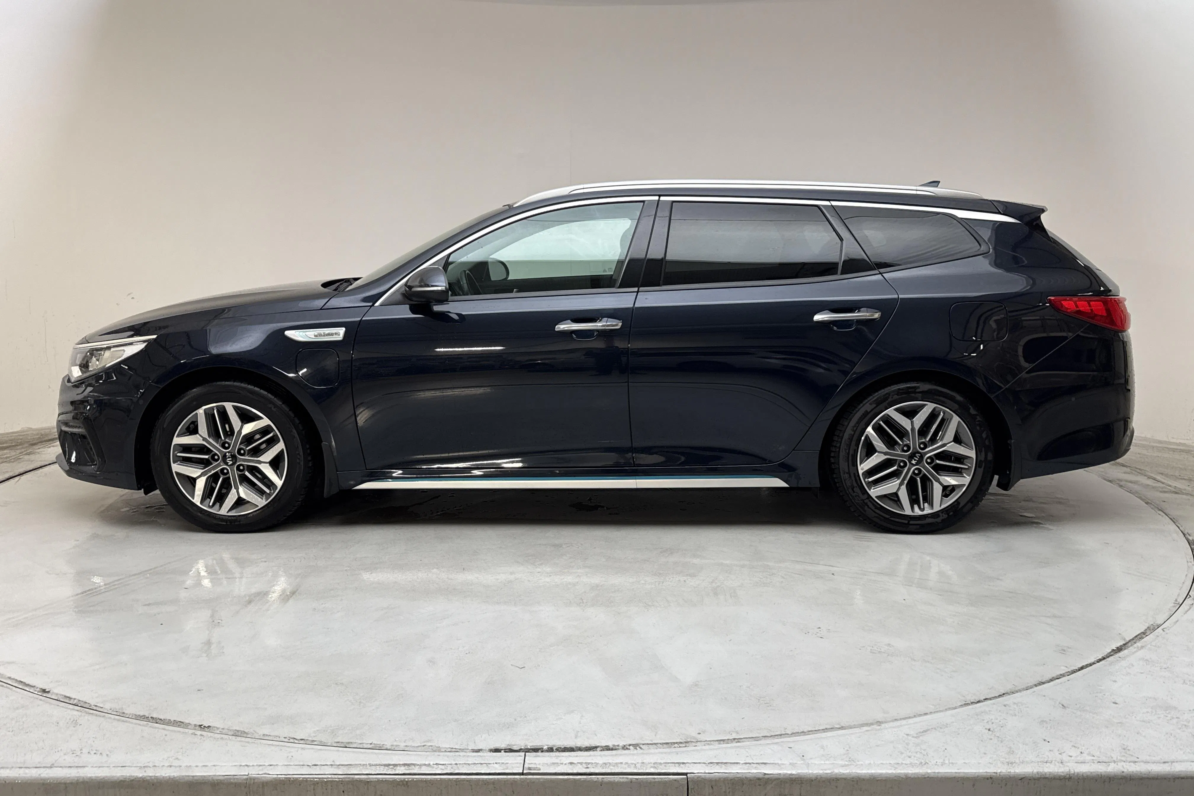 Presentation photo 2 of 21: KIA Optima 2.0 GDi Plug-in Hybrid SW (205hk) - 104 000 km - Automatic - blue - 2020