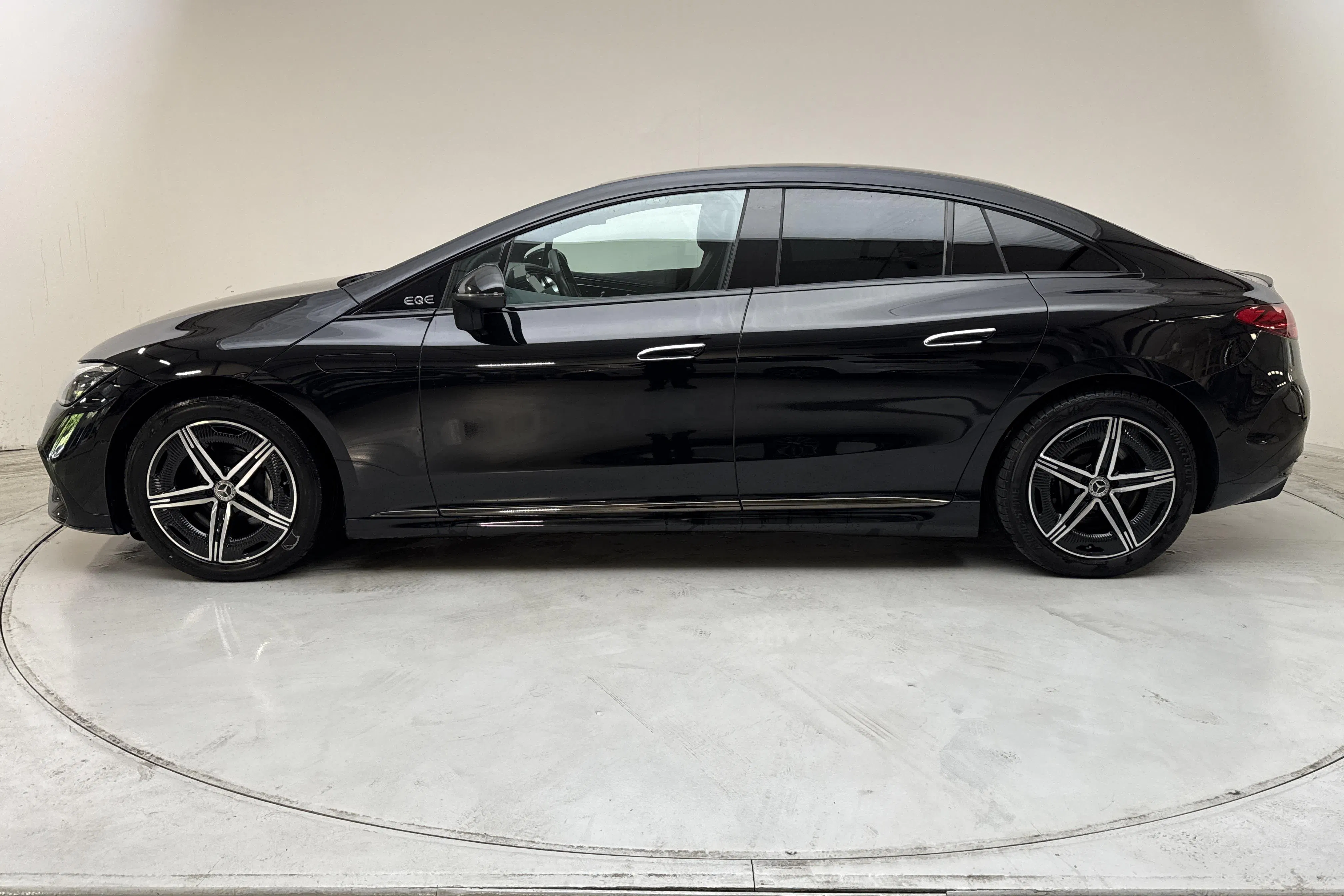 Presentationsfoto 2 av 16: Mercedes EQE 350 4Matic V295 (292hk) - 8 284 mil - Automat - svart - 2023