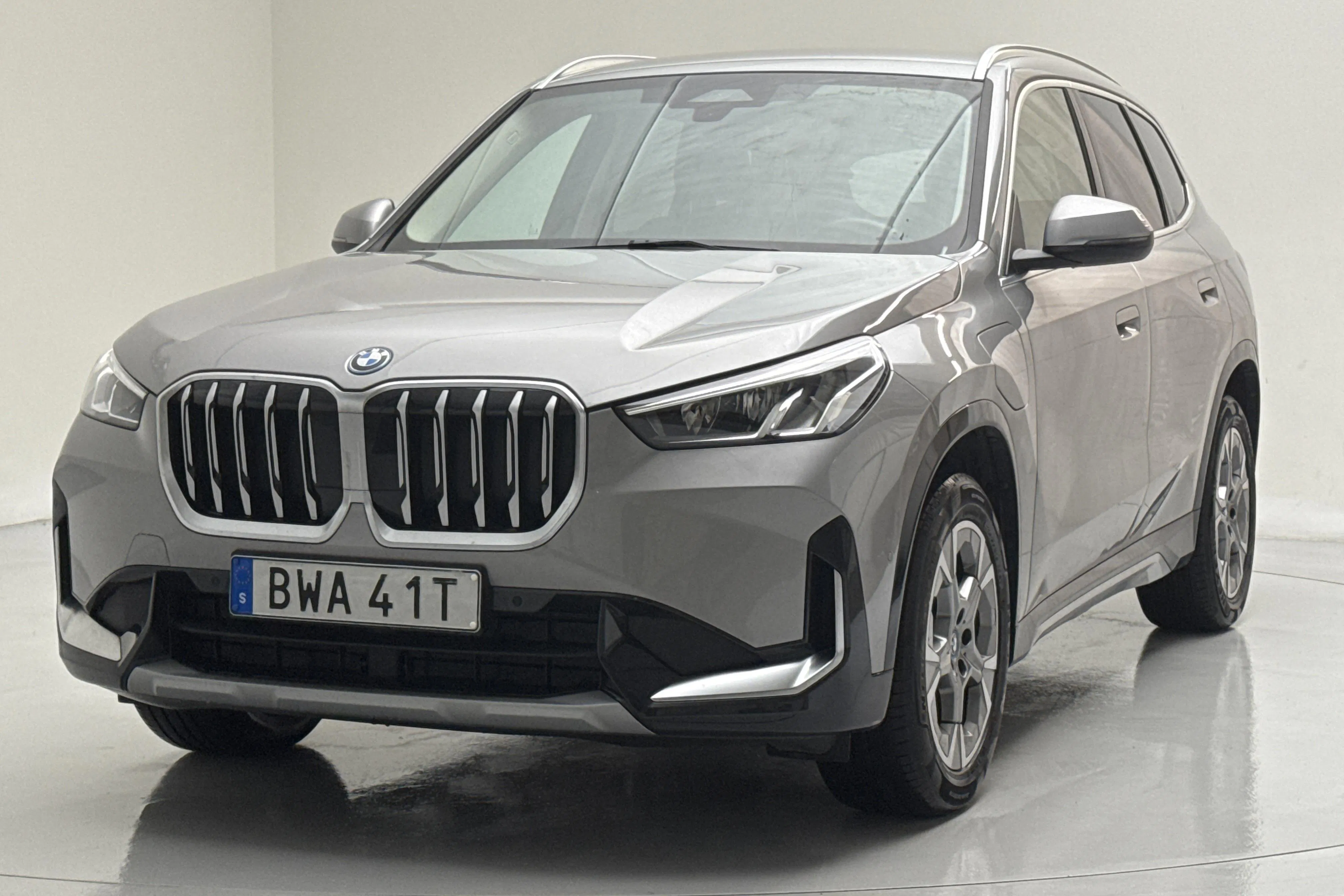 Presentationsfoto 1 av 18: BMW X1 xDrive30e, U11 (326hk) - 6 781 mil - Automat - grå - 2024