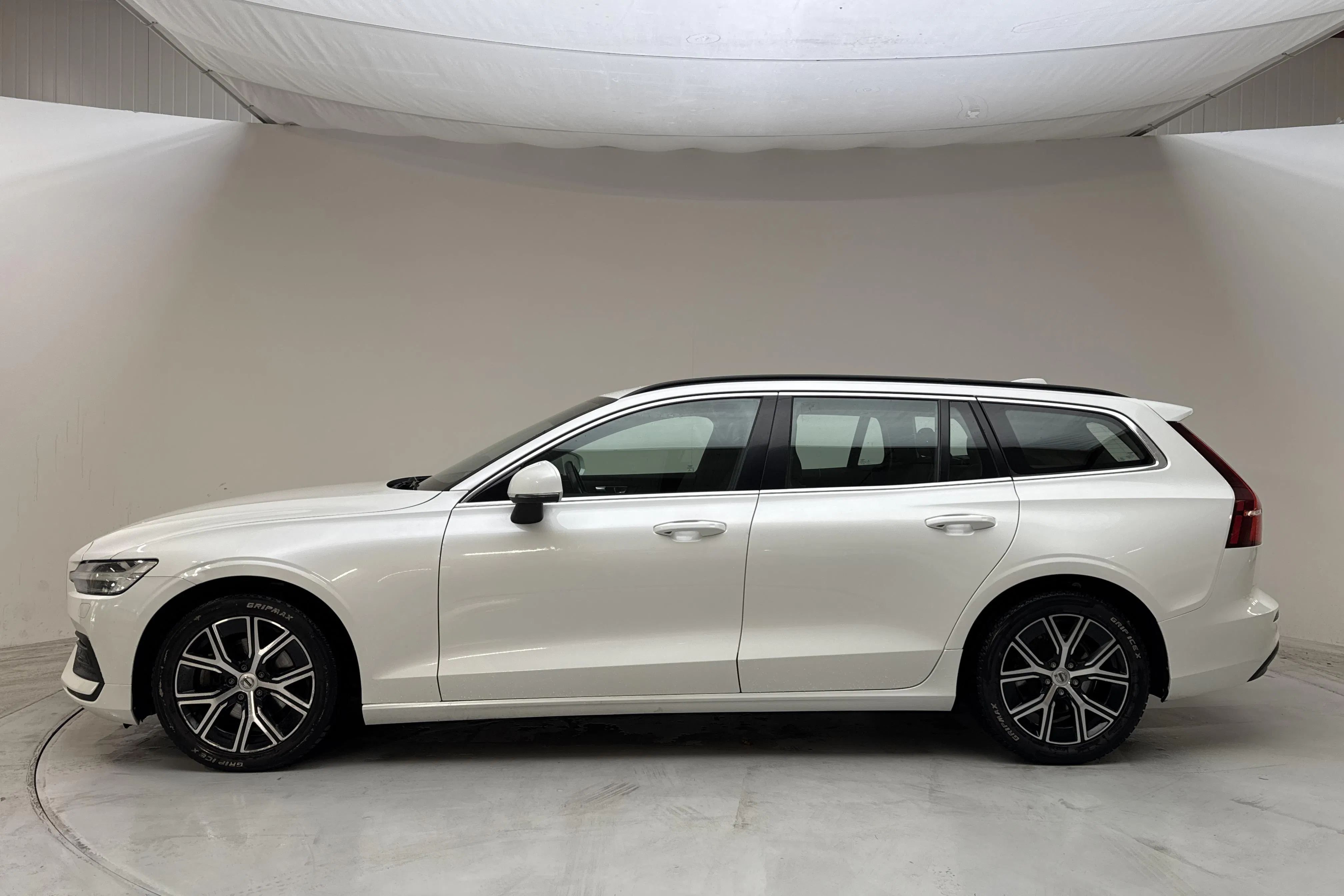Presentationsfoto 2 av 14: Volvo V60 B4 Mildhybrid, Diesel (197hk) - 35 532 mil - Automat - vit - 2023