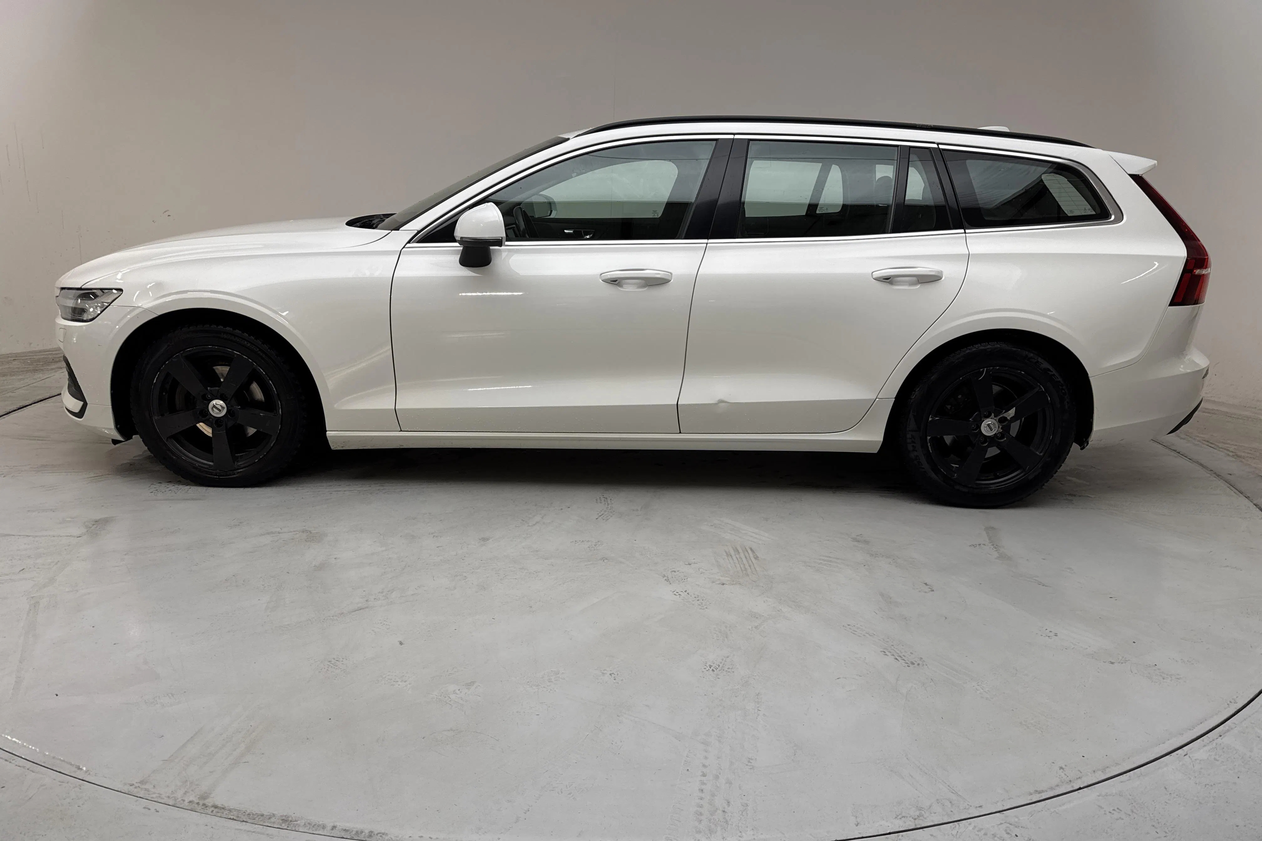 Presentationsfoto 2 av 14: Volvo V60 B4 Mildhybrid, Diesel (197hk) - 36 168 mil - Automat - vit - 2022